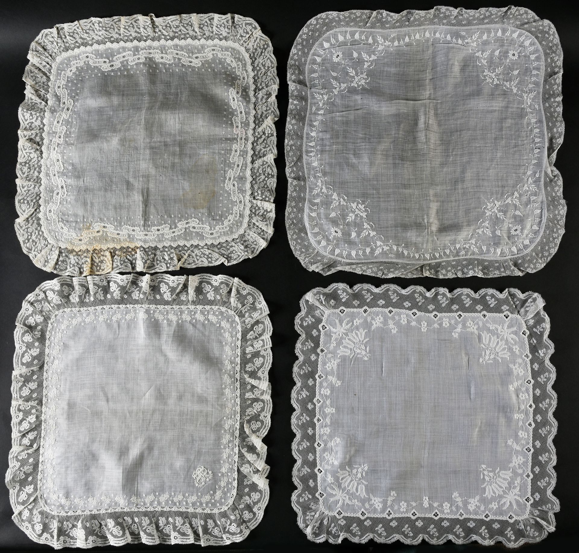 Null Quatre mouchoirs brodés, 2nde moitié du XIXe siècle.

En linon fil de main &hellip;