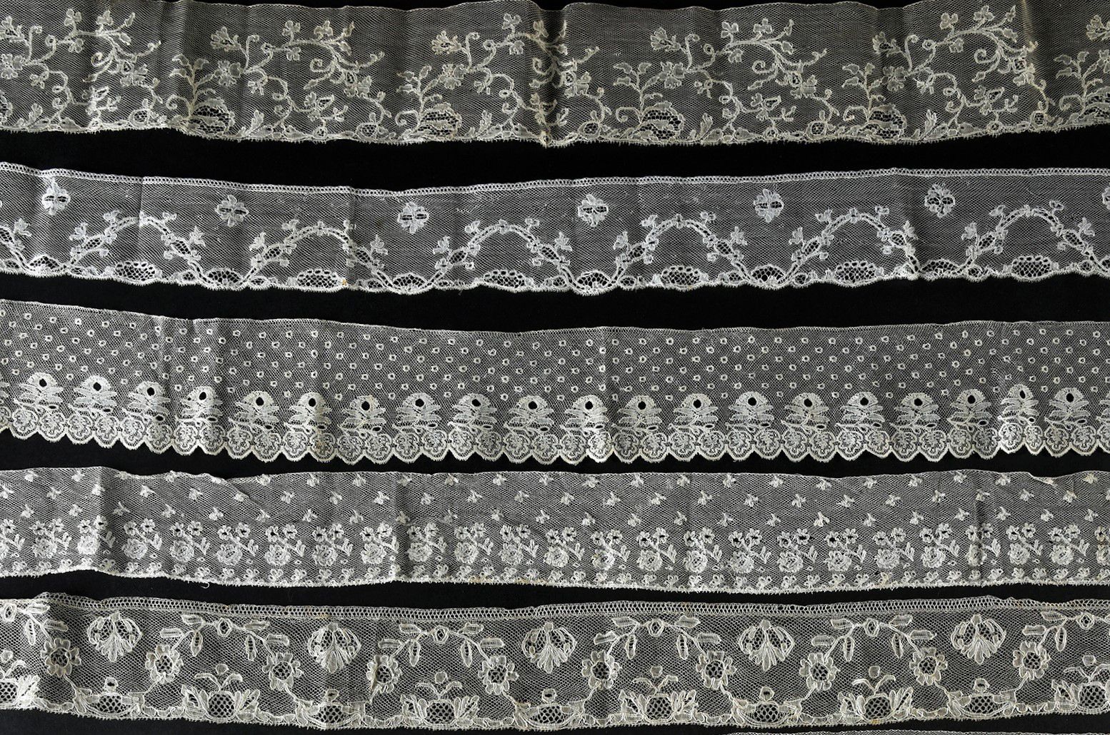 Null 十二个梭织花边，梅赫伦和里尔，19世纪下半叶。

六个马林花边与花卉装饰的边框，尺寸：2,60米×7厘米，1,60米×6,5厘米，2米×6,5厘米，2&hellip;