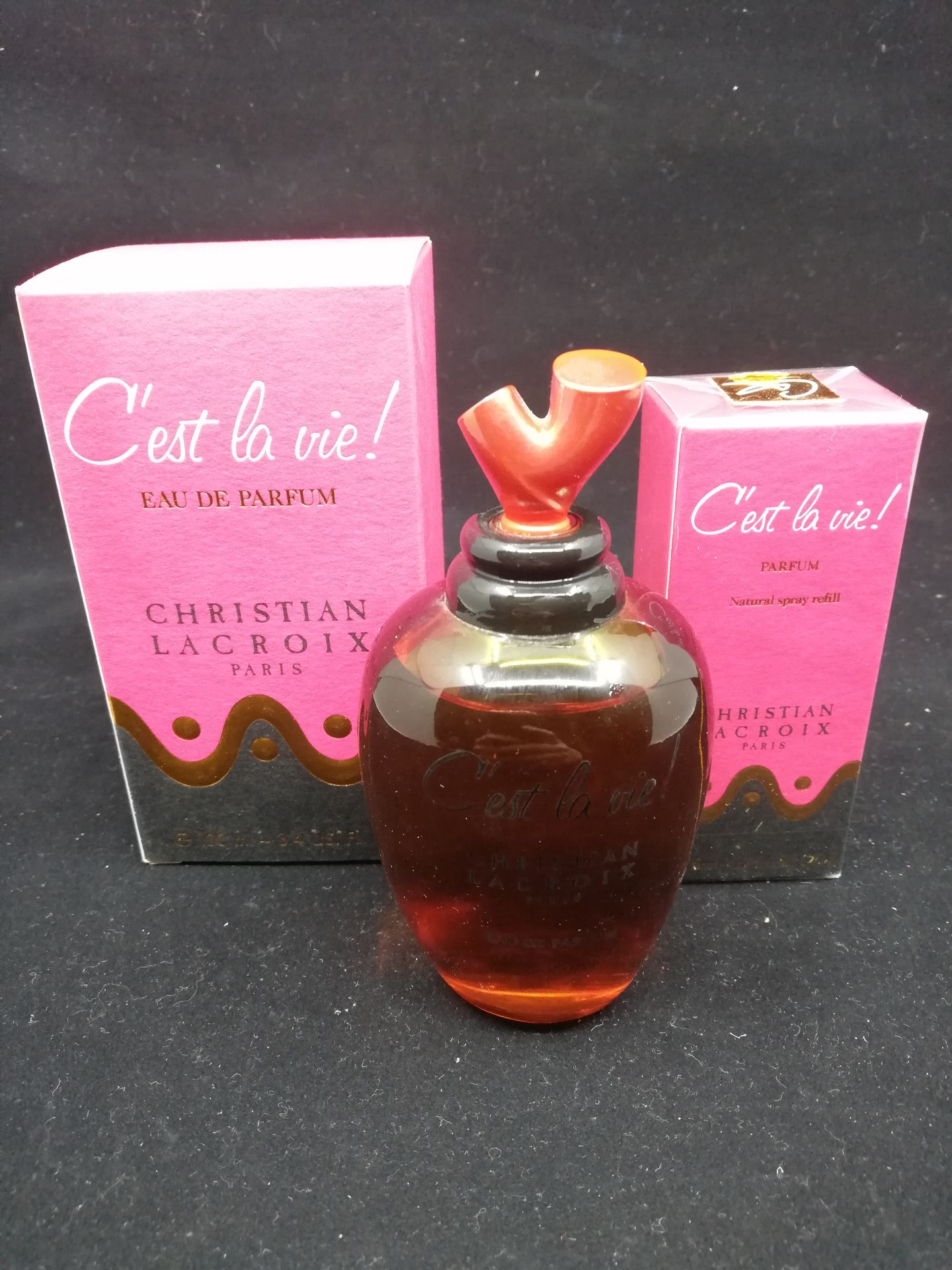 Null Christian Lacroix - "C'est la Vie" - (1990)

呈现在其有标题的多色盒子里，瓶子里有100毫升的淡香水。

&hellip;