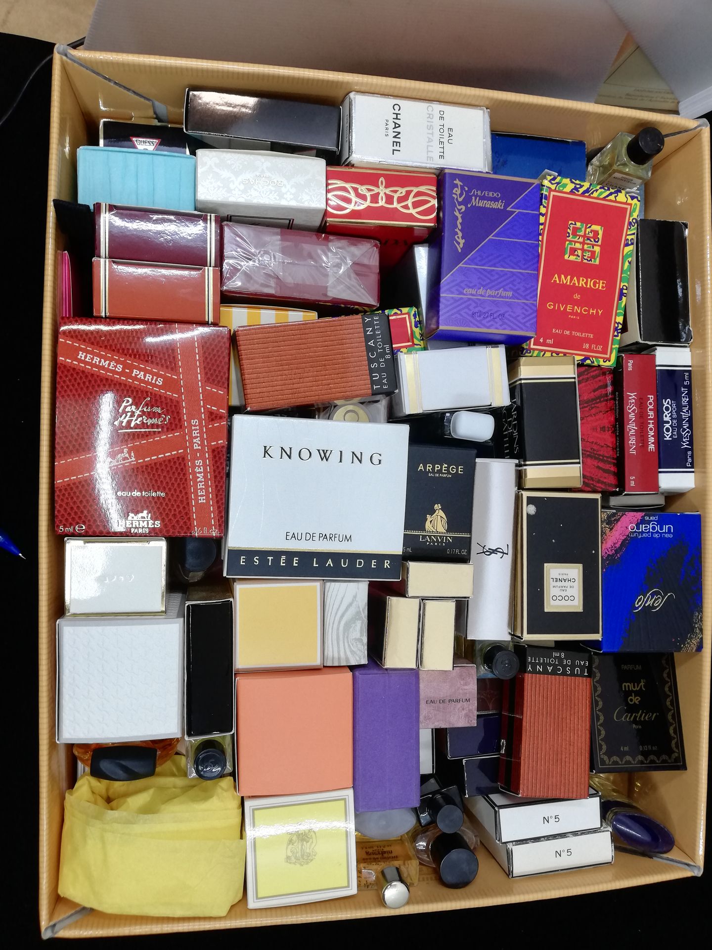 Null 各种香水 - (1990-2000年)

大约有150种小型香水被装在纸板箱中，标题为：娇兰，克里斯蒂安-迪奥，爱马仕，香奈儿，拉里克，恩加罗，伊夫-&hellip;