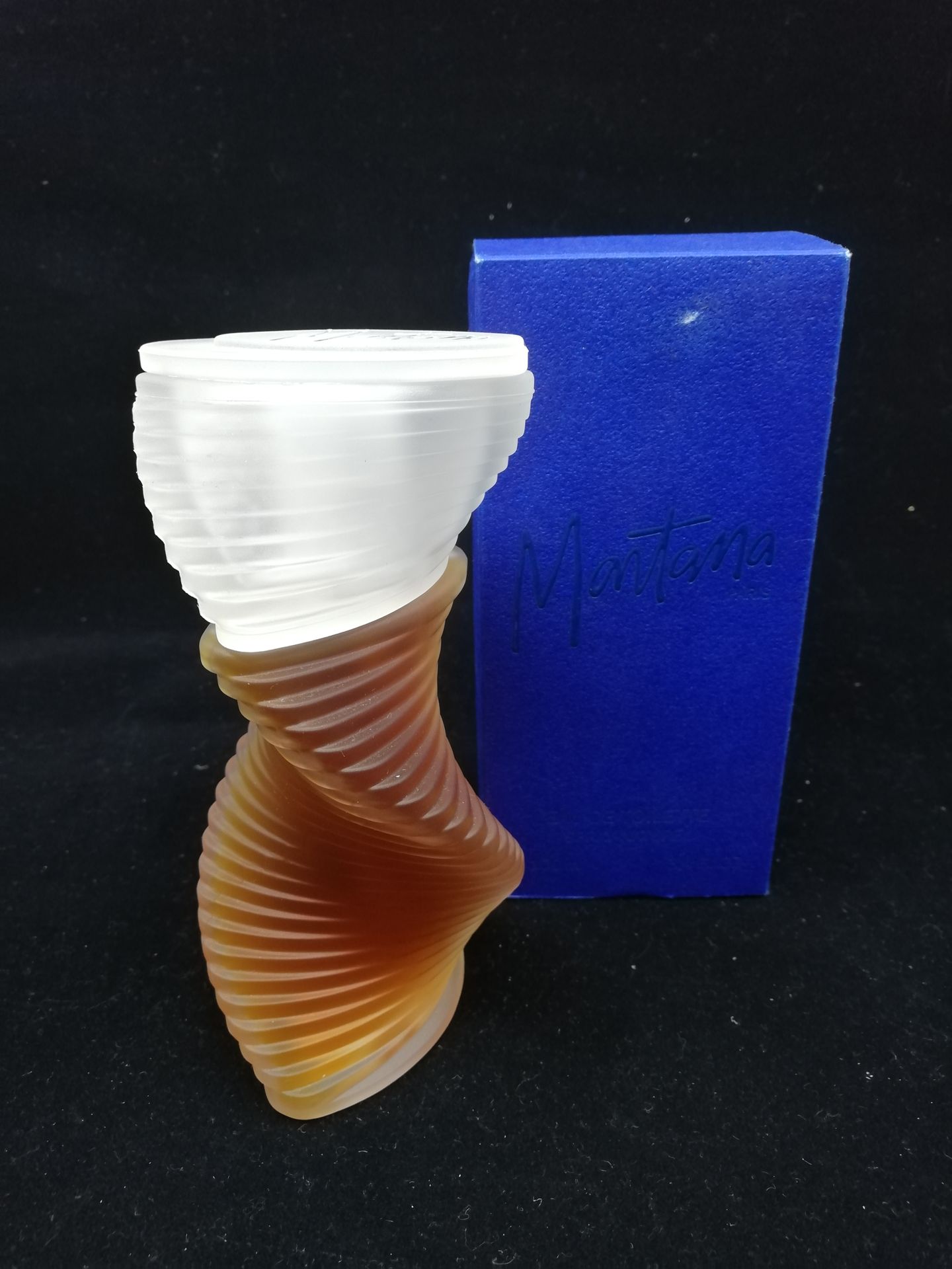 Null 蒙大拿 - "Pour Femme" - (1986)

呈现在其蓝色蒙大拿标题的纸板盒中，喷雾瓶由Serge Mansau设计，含有100毫升的淡香&hellip;