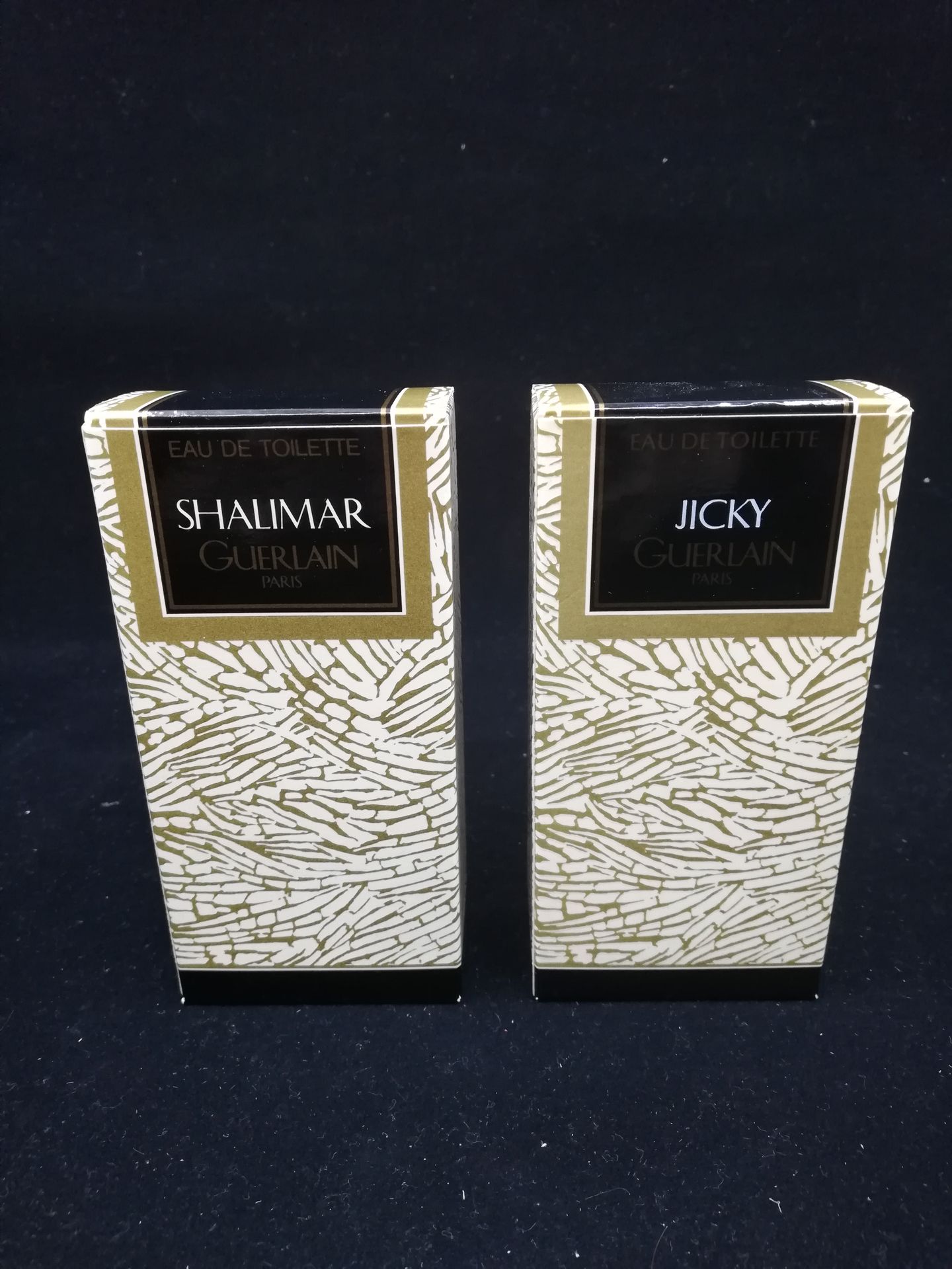 Null 娇兰 - (1990年代)

一套两个喷雾瓶，每个含有30毫升的淡香水，"Jicky "和 "Shalimar "香水装在他们的标题纸板箱中。
