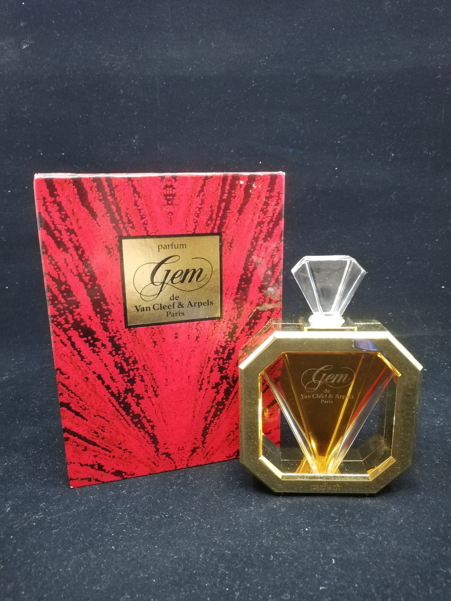Null Van Cleef & Arpels - "Gem" - (1990年代)

呈现在其标题的纸板盒中，一个 "宝石 "瓶中含有30毫升的提取物。