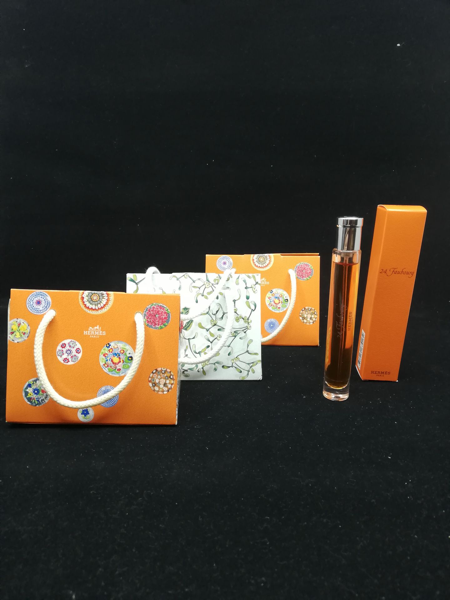 Null Hermès - (2000年)

一套三个促销小袋，每个小袋里有一个微型香水和一个迷你香皂，还有一个装有12.5毫升提取物的喷雾瓶，装在有标题的柑橘&hellip;