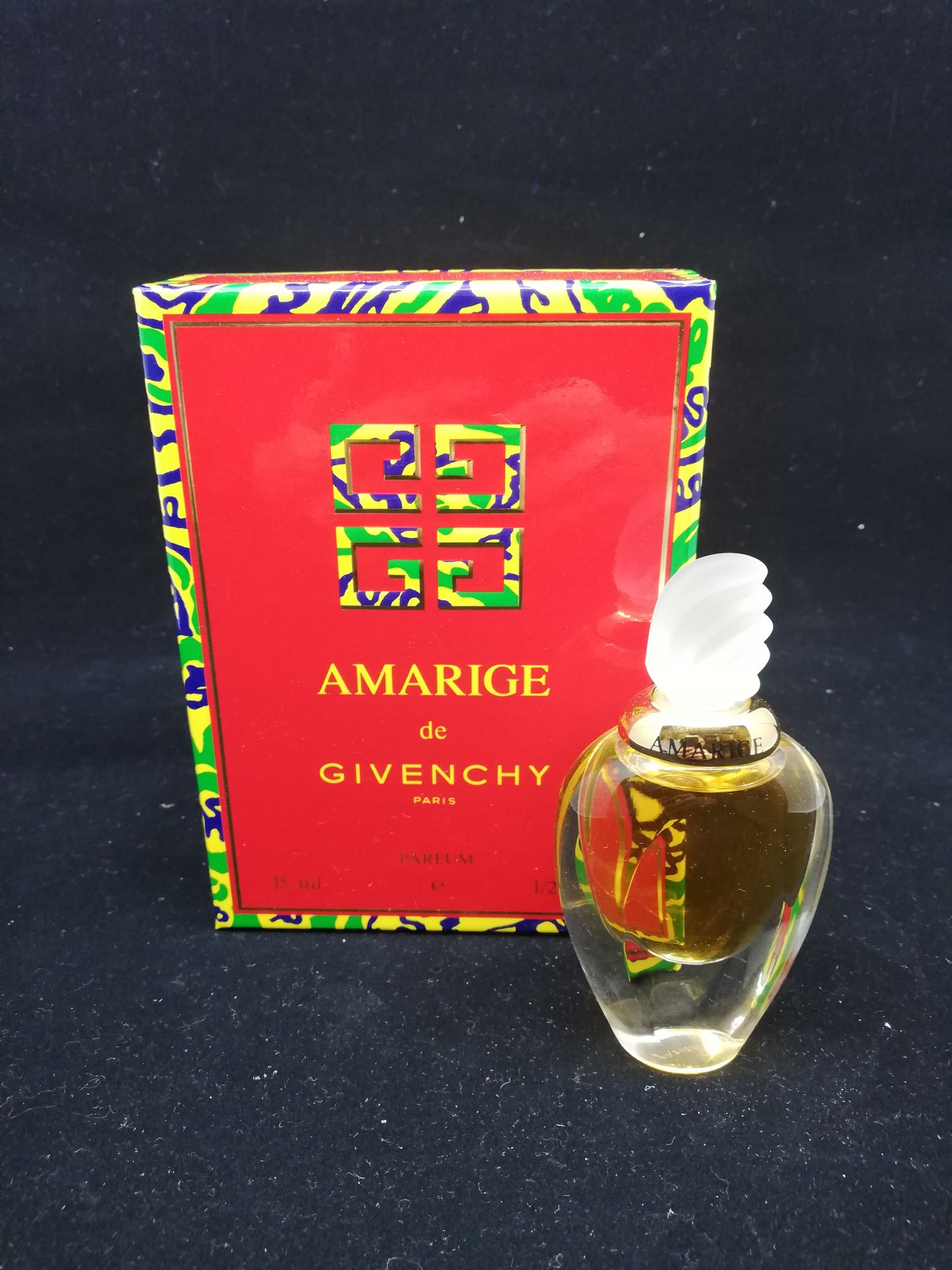 Null 纪梵希 - "Amarige" - (1991)

呈现在它的多色标题的盒子里，一个由Pierre Dinand设计的豪华瓶子，含有15毫升的精华。