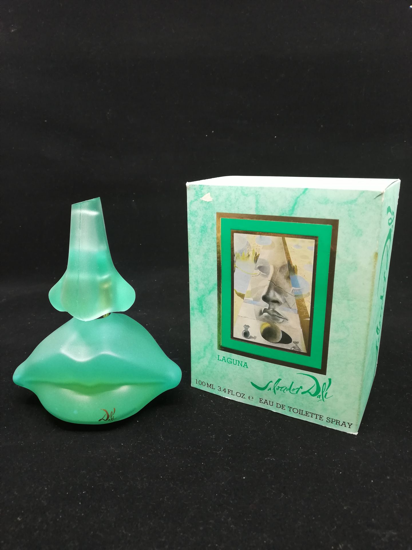 Null 萨尔瓦多-达利-"拉古纳" - (1991)

呈现在有插图和标题的纸板盒中，喷雾瓶 "Cnidus的维纳斯的鼻子和嘴巴"，含有100毫升的淡香水。
