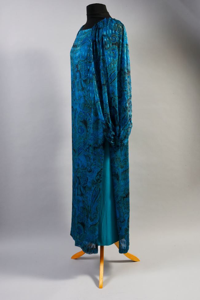 Null 巴黎卡文，长袖雪纺连衣裙，蓝色和绿色羊绒图案。罩衫在两侧裂开，露出浅蓝色的丝质绉绸底衫。在它的盒子里。状况非常好。大约38号尺寸。