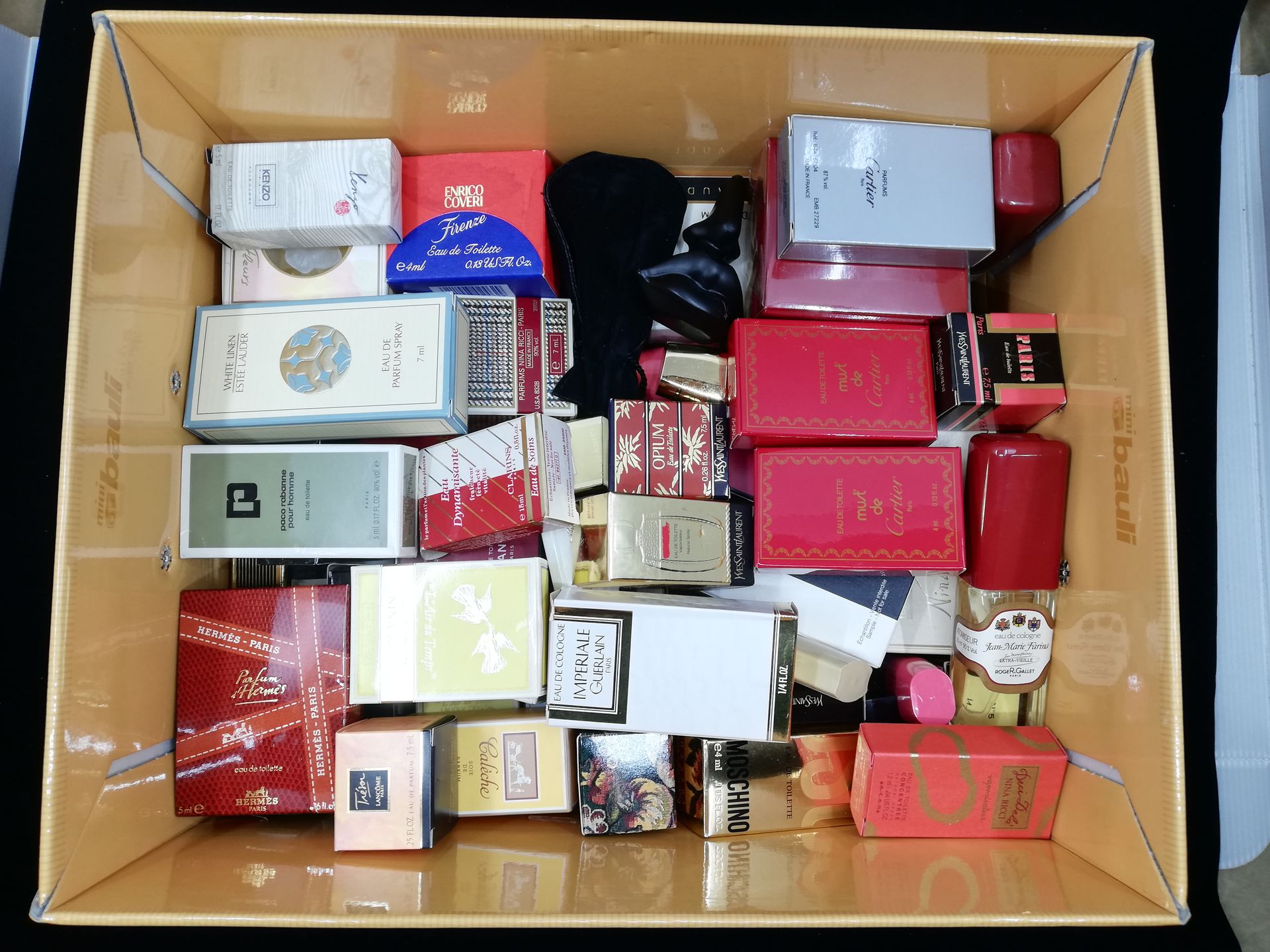 Null 各种香水 - (2000年代)

大约有80种小巧的香水被装在有标题的纸板箱中，来自爱马仕、娇兰、尼娜-丽琪、卡地亚、香奈儿、纪梵希、梵克雅宝、埃斯卡&hellip;