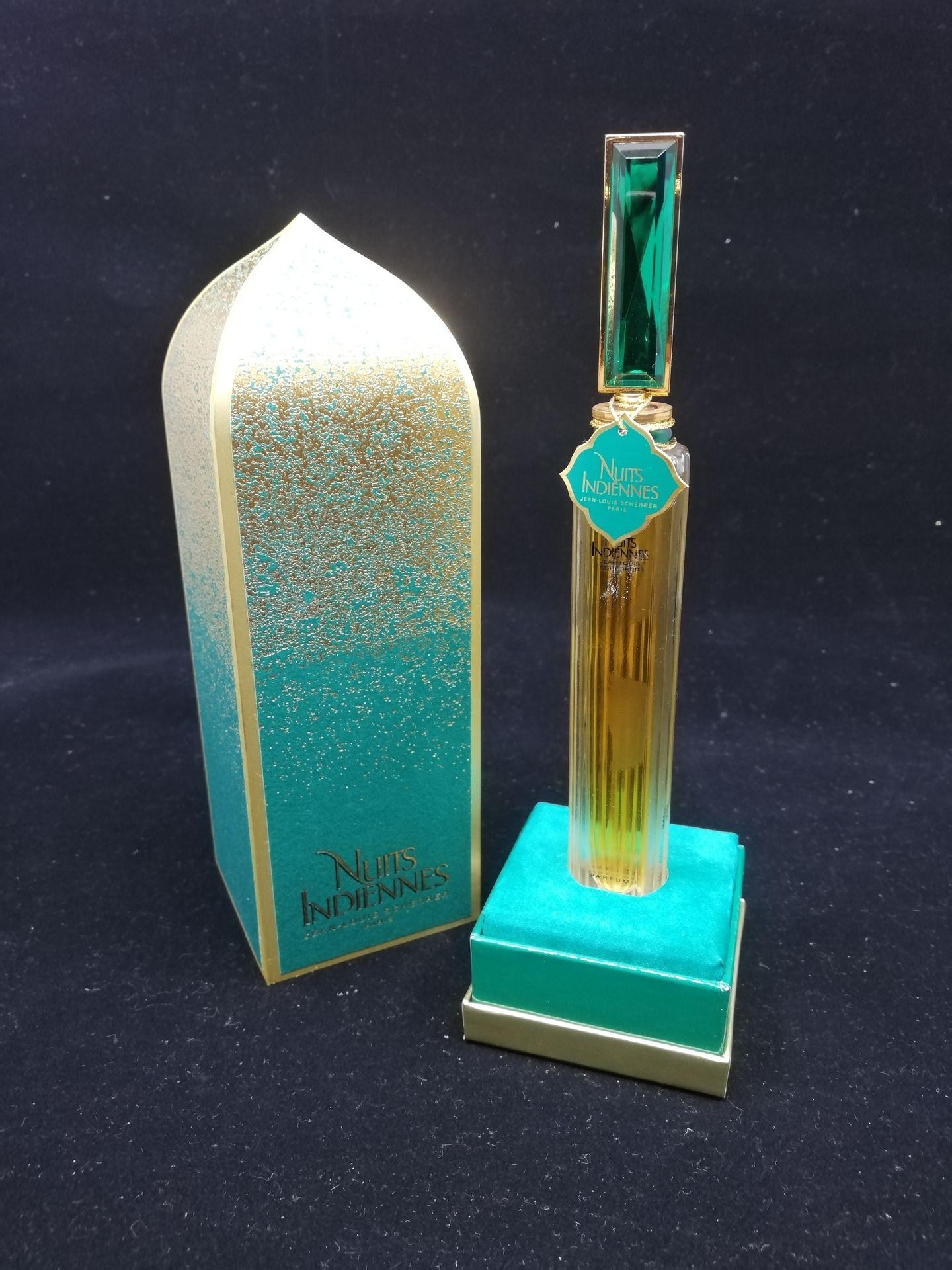 Null 让-路易斯-舍雷尔--"印度之夜" - (1994)

呈现在其印度风格的纸板盒中，一个摩天大楼式的瓶子，含有30毫升的提取物。