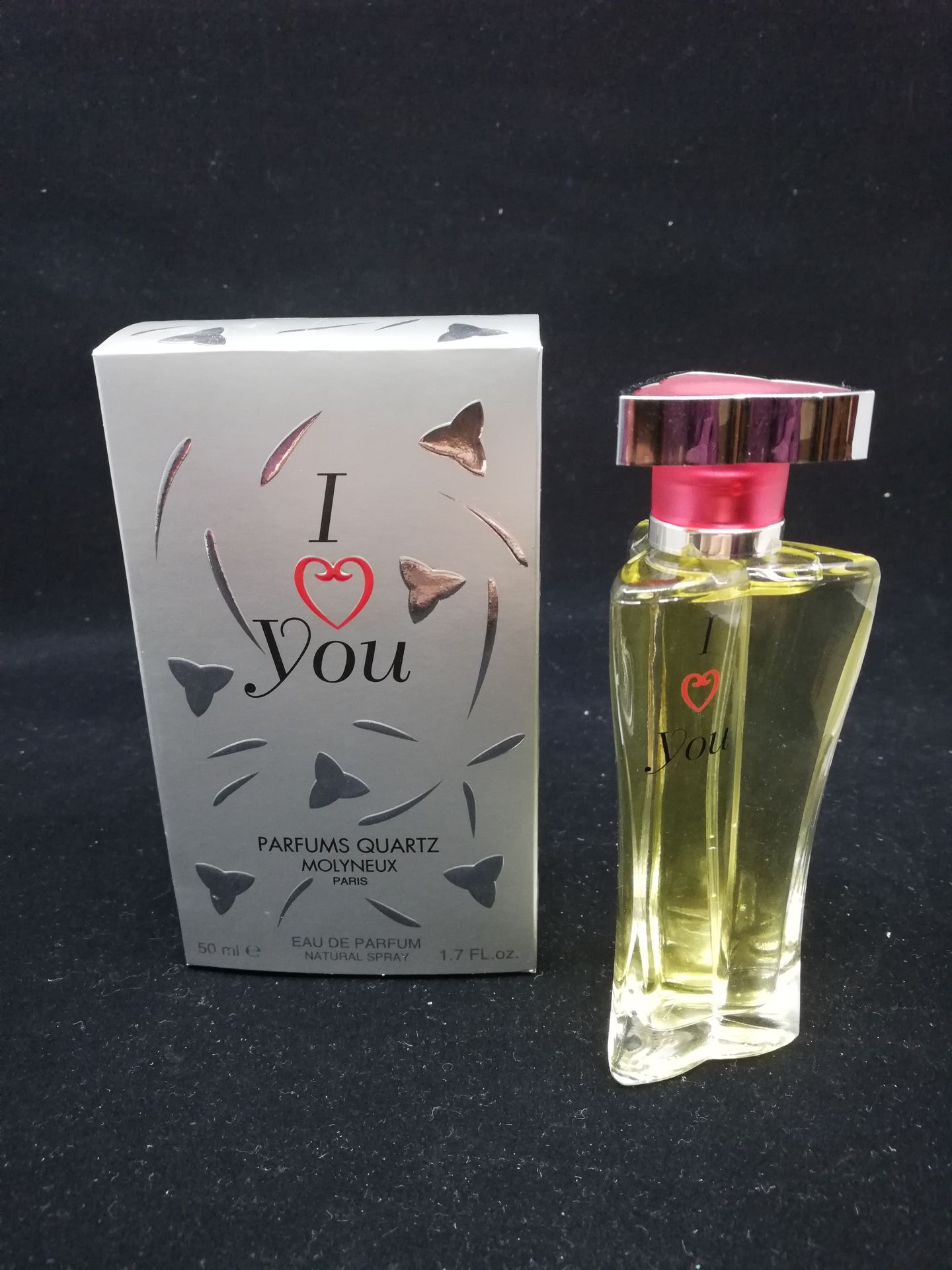 Null 莫利纽斯 - "我爱你" - (1998)

呈现在其标题的纸板盒中，喷雾瓶含有50毫升的淡香水。