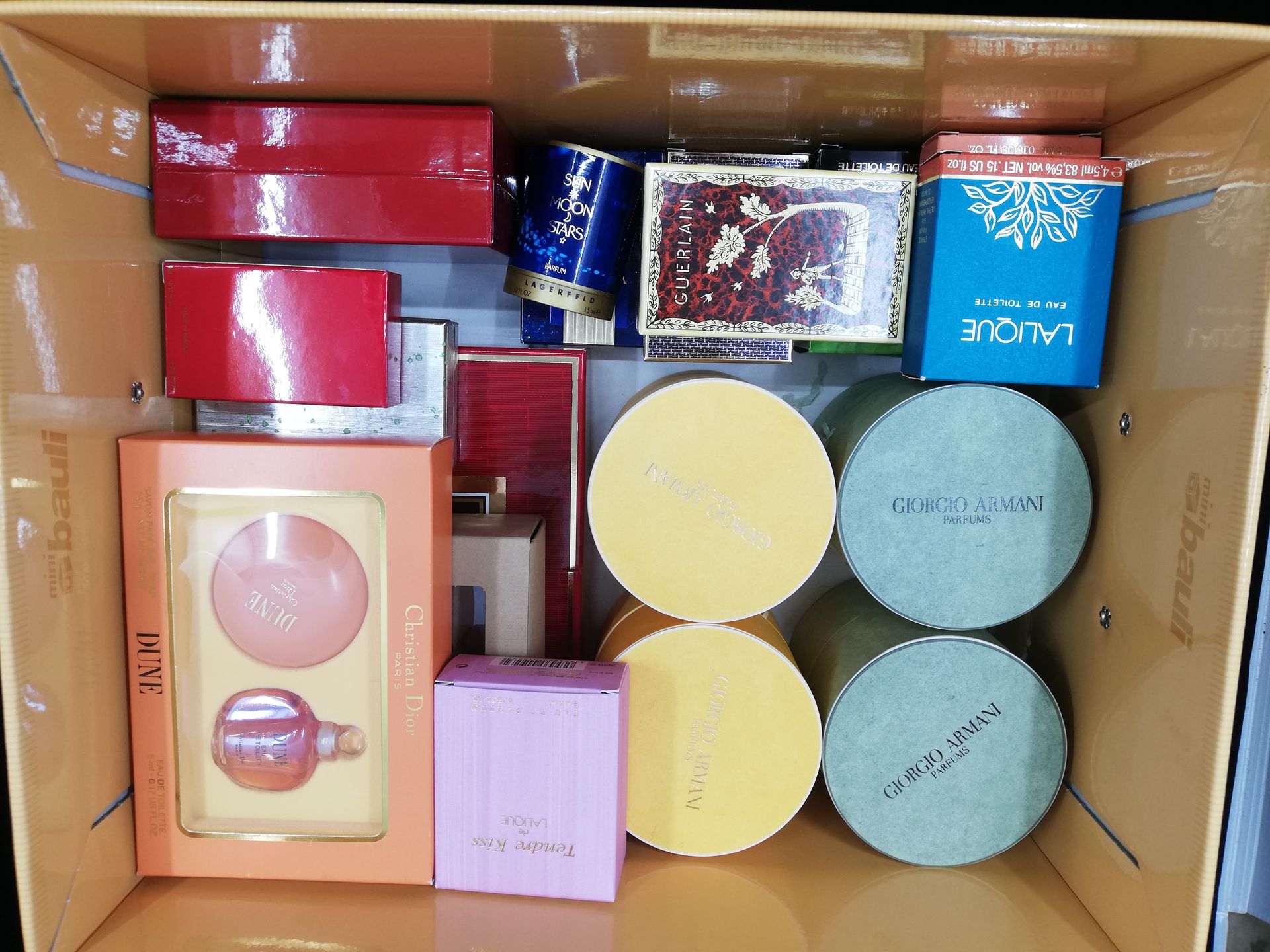 Null 各种香水 - (1990年代)

约有30种小巧的香水和化妆品被装在盒子里，来自Christian Dior, Giorgio Armani, Lal&hellip;