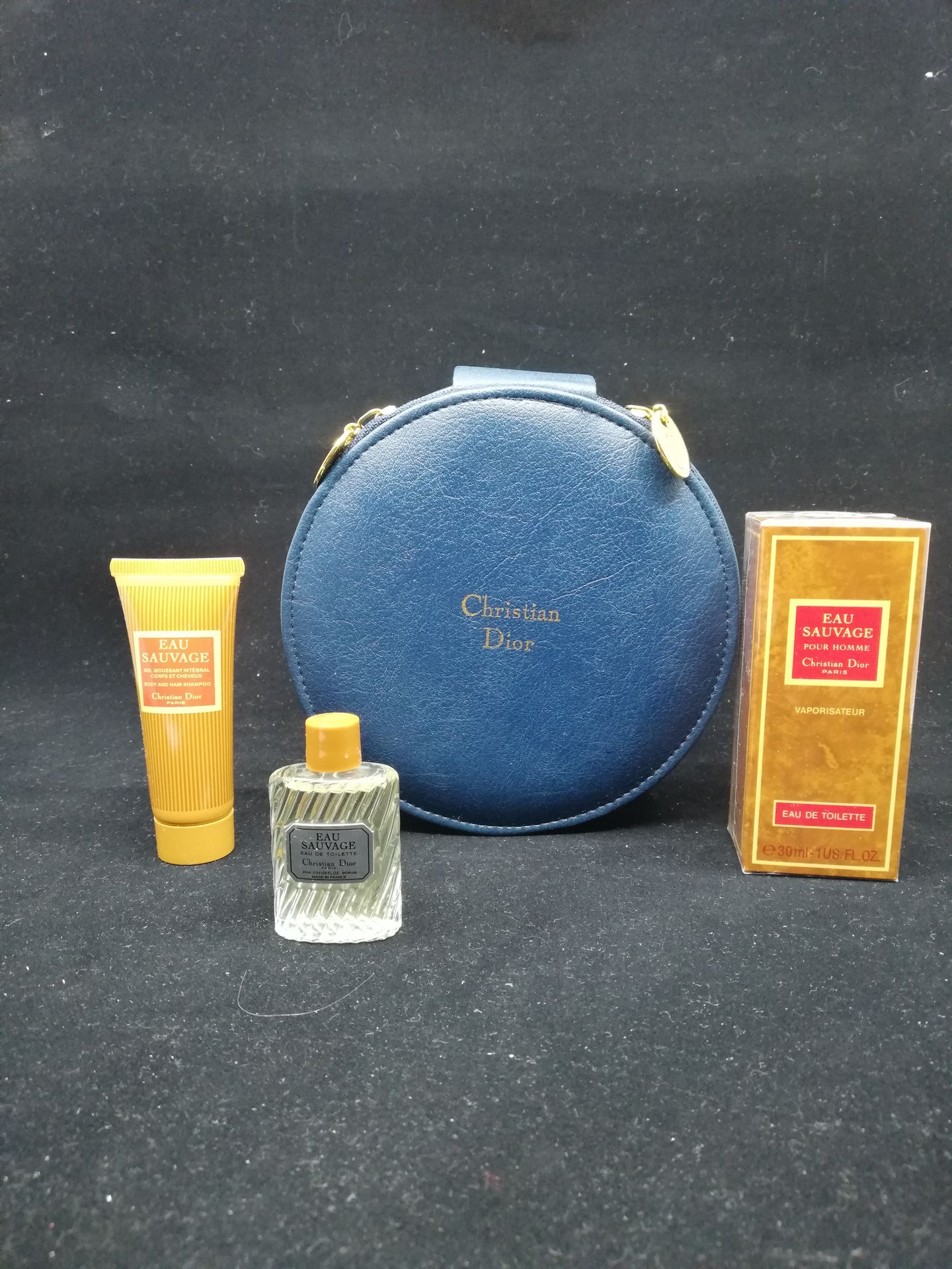Null Christian Dior - (1990年代)

仿皮标题的旅行盒，内含一款小巧的 "Eau Sauvage "香水，一个30毫升的 "Eau S&hellip;