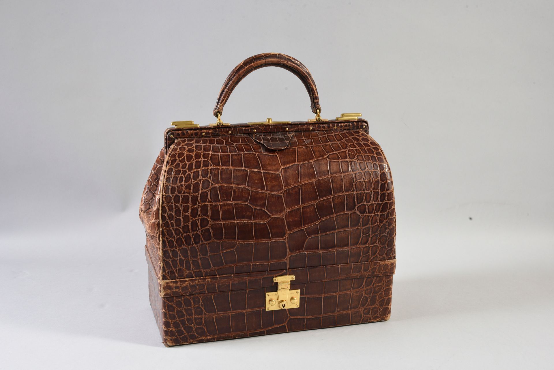 Null HERMES París

Bolso "Maletín" de cocodrilo marrón de Hermès de los años 30.&hellip;