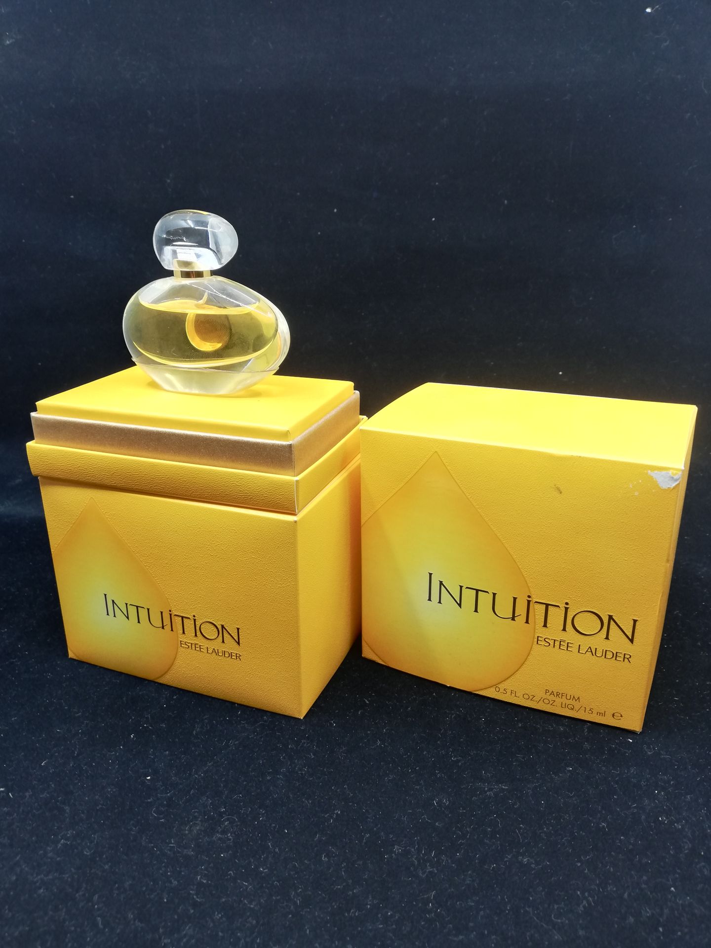 Null 雅诗兰黛 - "直觉" - (2000)

呈现在一个阳光明媚的黄色标题的盒子里，瓶子里有15毫升的提取物。