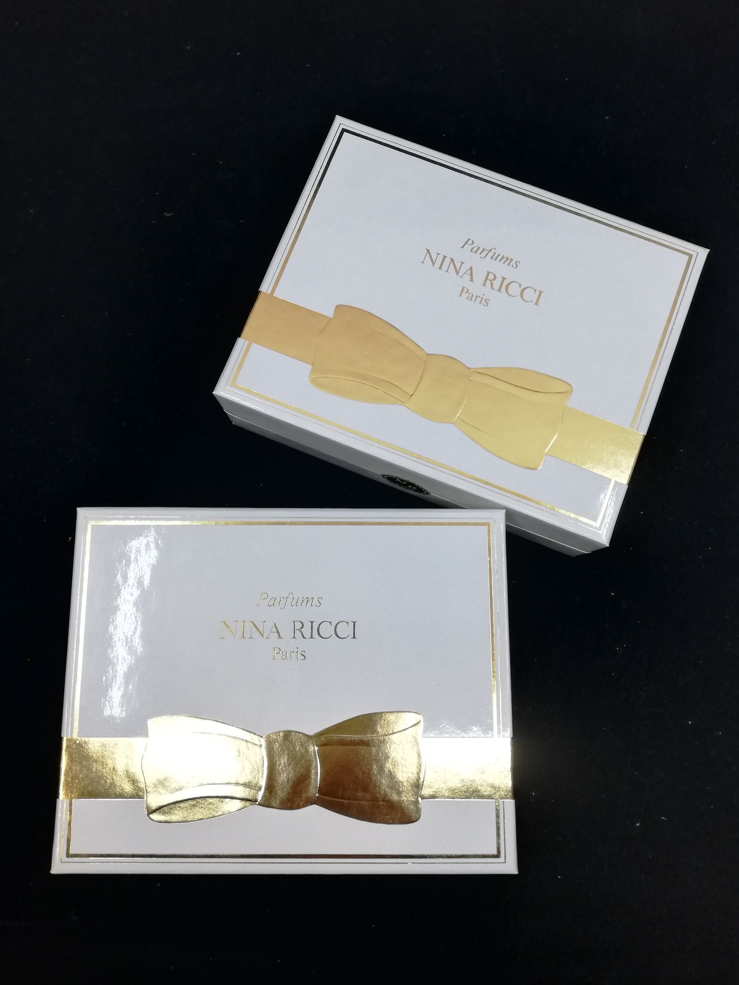 Null Nina Ricci - (1990年代)

两个有标题的纸盒，里面有四种复制了Lalique的模型的微型香水。