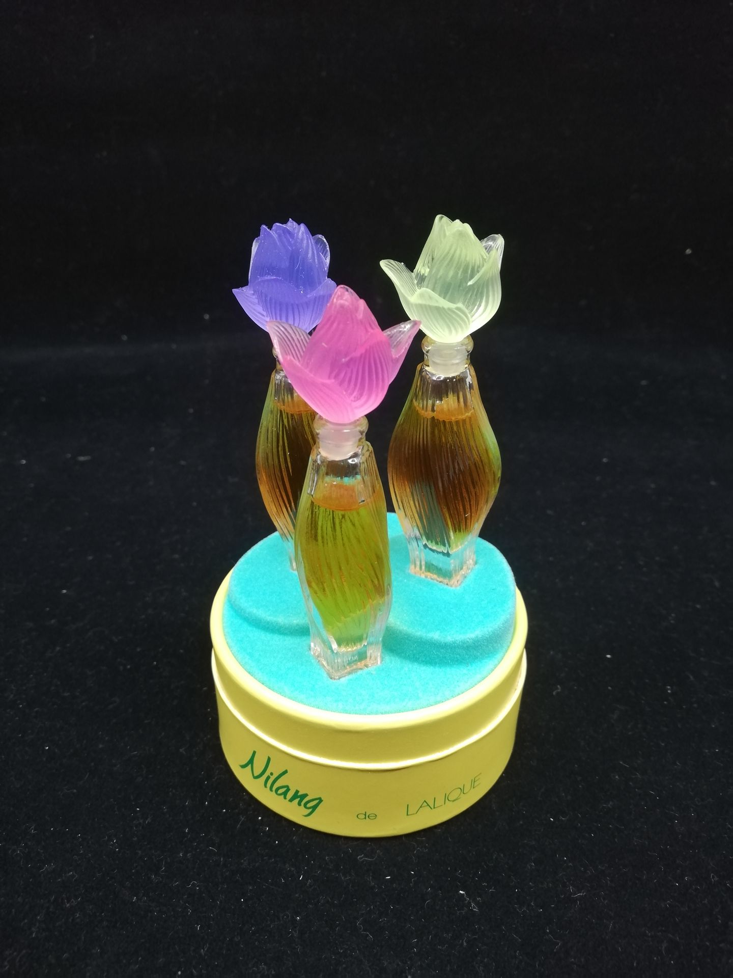 Null 莱利克香水 - "Nilang" - (1990年代)

一套三件无色玻璃香水，带着色的树脂花塞。