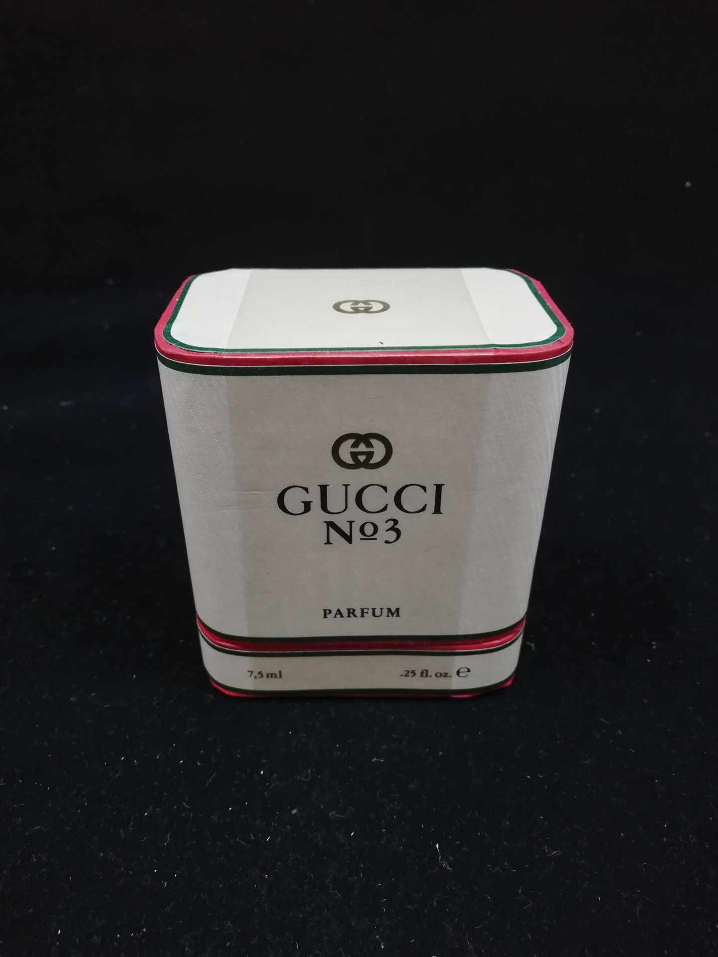 Null Gucci - "N°3" - (1990年代)

装在有标题的多色纸板盒中，瓶子里有7.5毫升的提取物。密封并有玻璃纸包装。