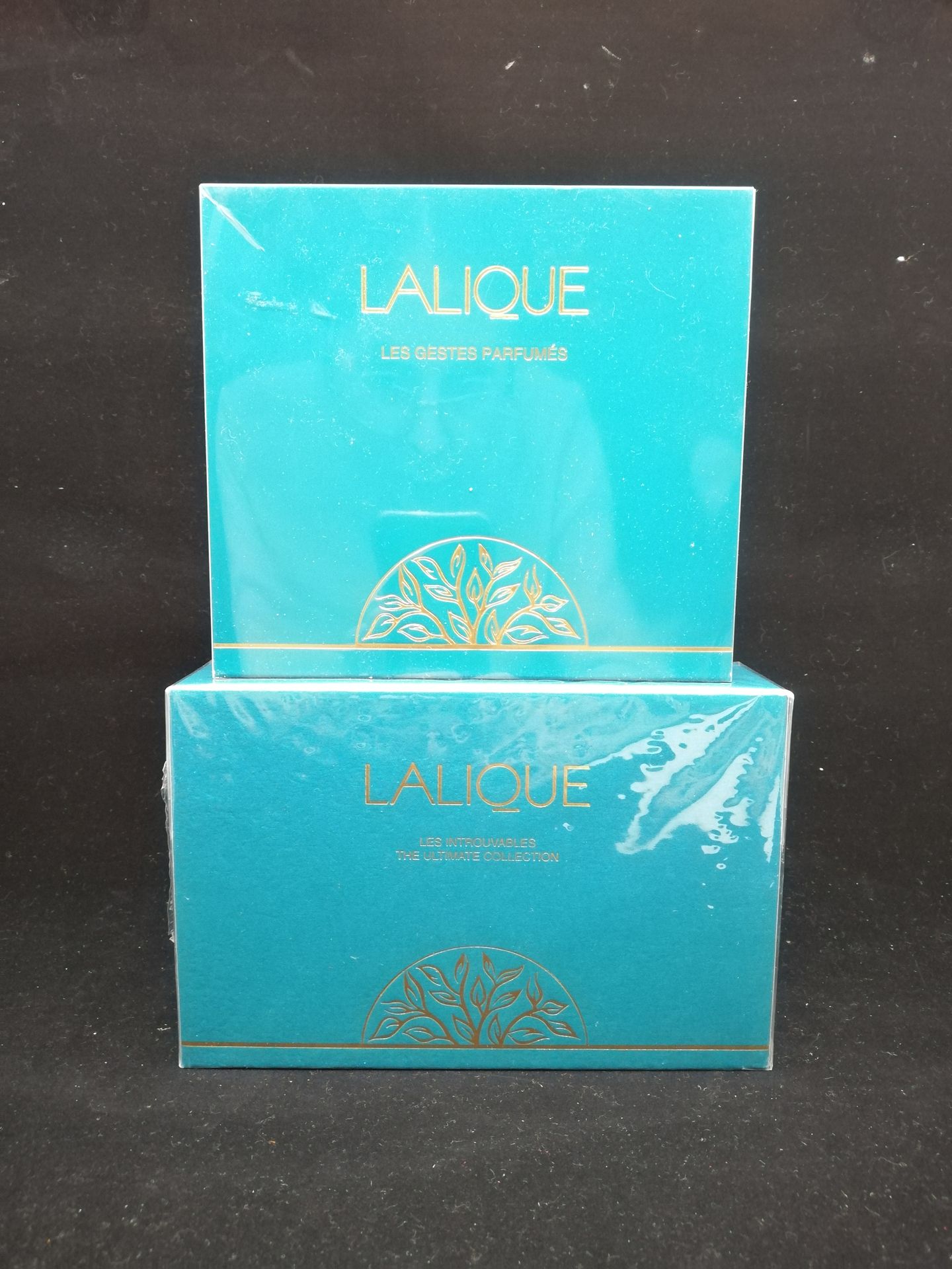 Null Lalique perfumes - (years 1990)

Lot including a box "Les Introuvables" con&hellip;