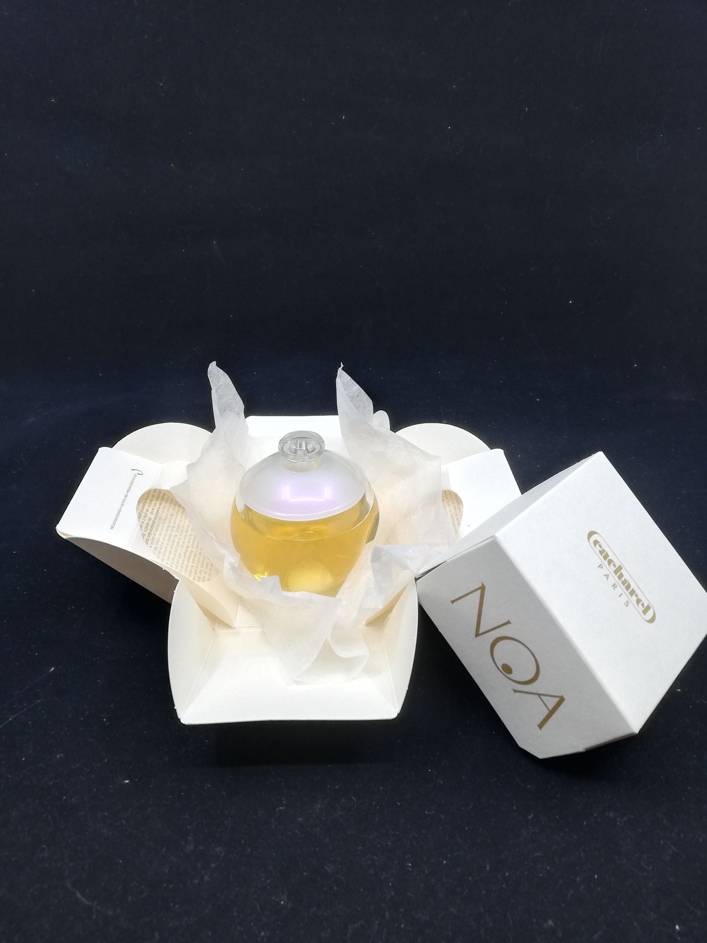 Null Cacharel - "Noa" - (1998)

呈现在其标题的纸板盒中，喷雾瓶含有100毫升的淡香水。