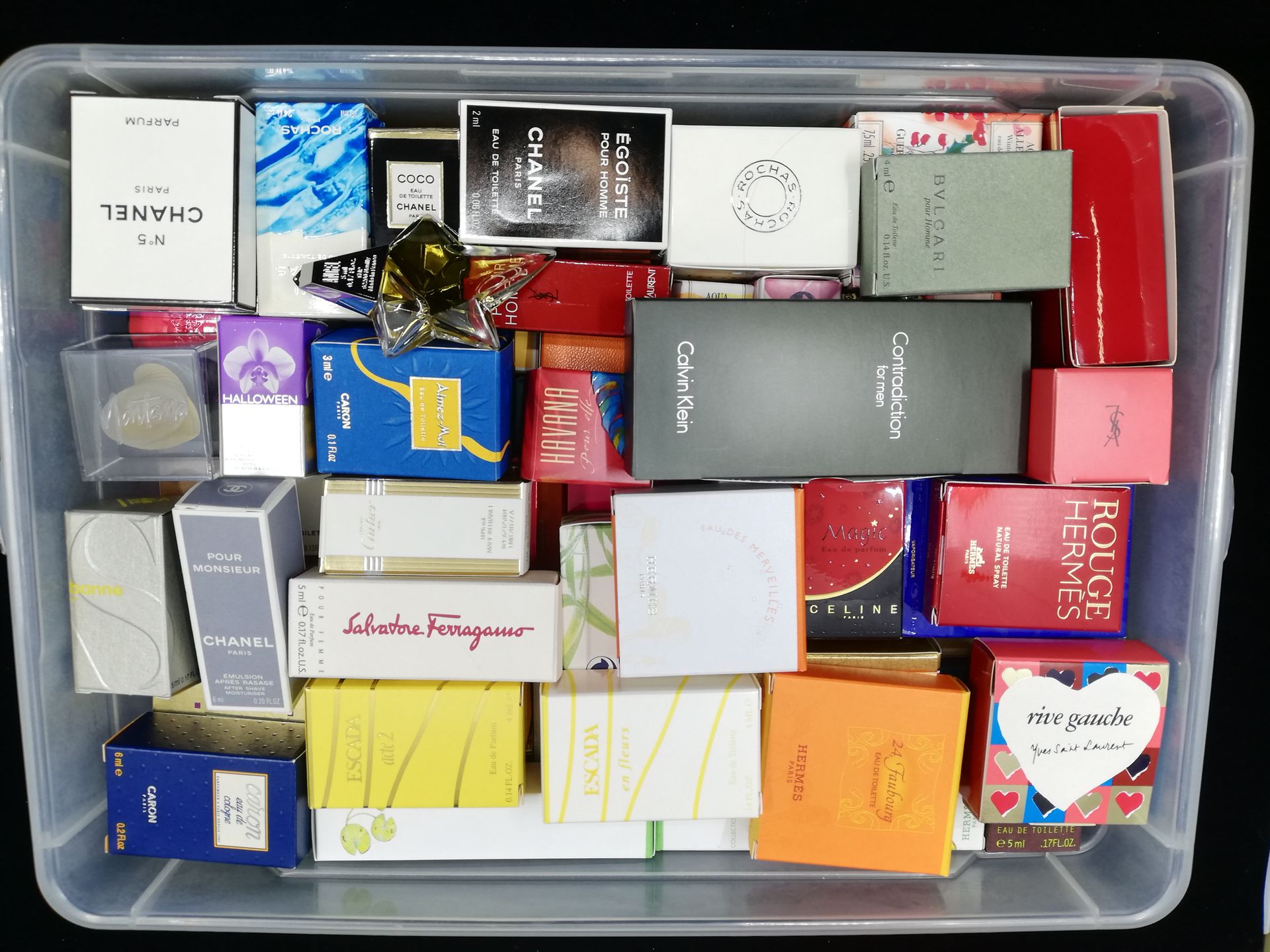 Null 各种香水 - (2000年代)

大约有80种小巧的香水被装在有标题的纸板箱中，来自爱马仕、娇兰、拉里克、卡隆、伊夫-圣罗兰、克里斯蒂安-迪奥、让-保&hellip;