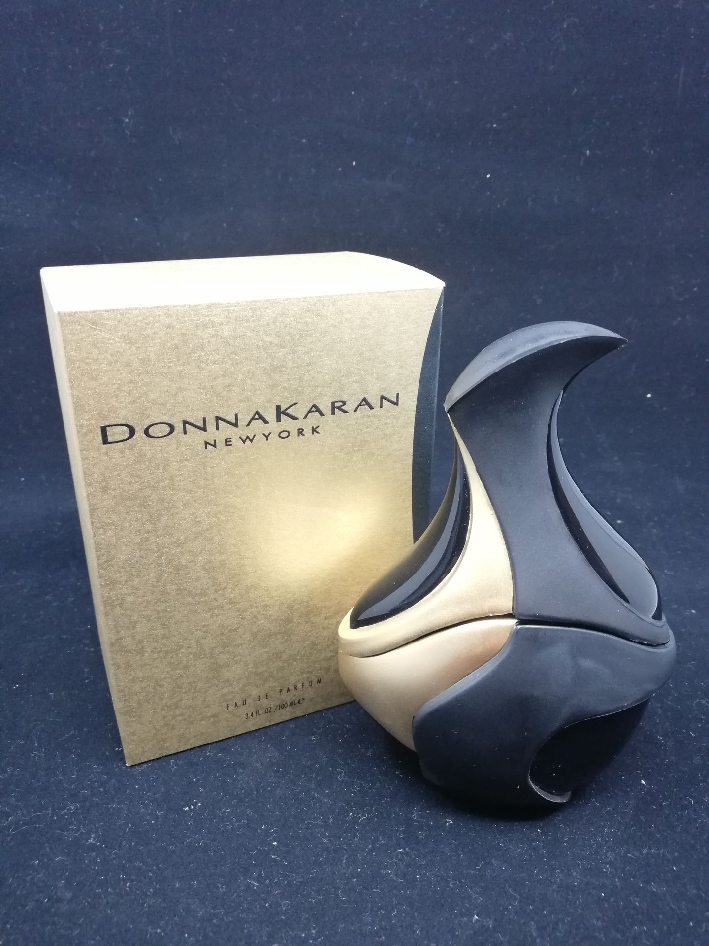 Null 唐娜-卡兰 - "Pour Femme" - (1992)

呈现在一个金色和黑色的纸板盒中，上面有一个标题，一个模仿雕塑的喷雾瓶，含有100毫升的淡&hellip;
