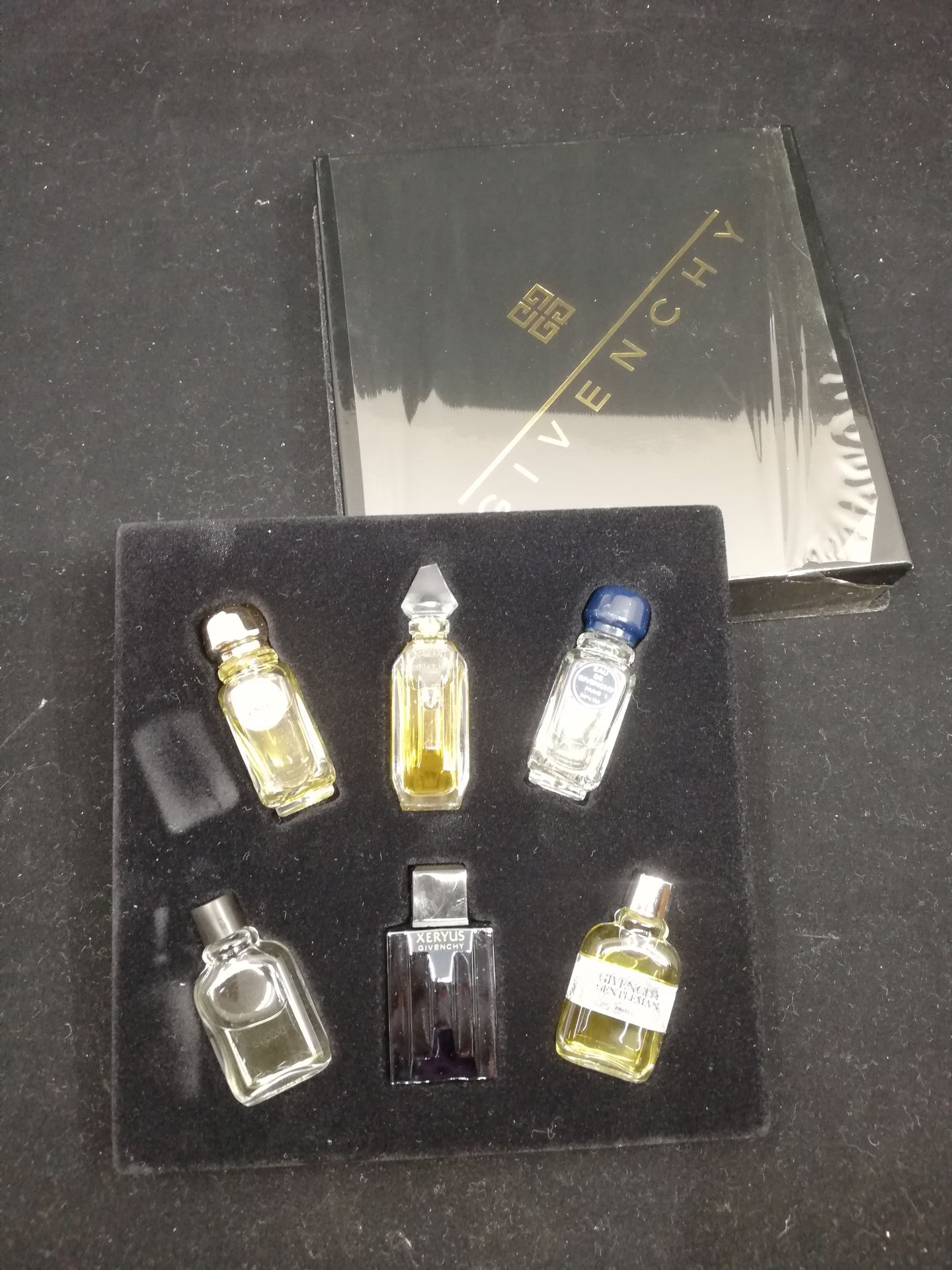 Null Givenchy - (1990s)

Two promotional boxes containing six diminutive perfume&hellip;