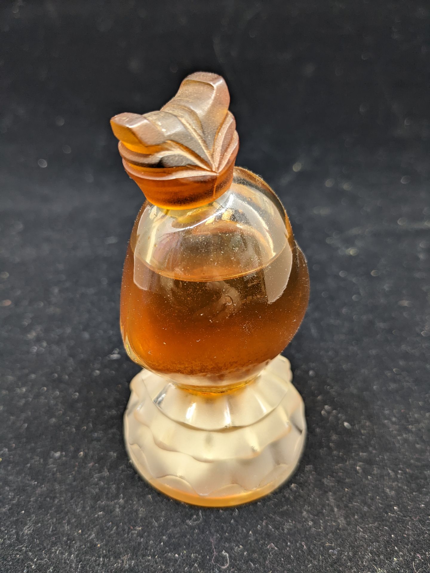 Null RENOIR "Chichi" - (1950年代)

无色和磨砂的预制玻璃瓶，在褶皱的基座上有一个心形，顶部有一个光亮的塞子。高：10厘米