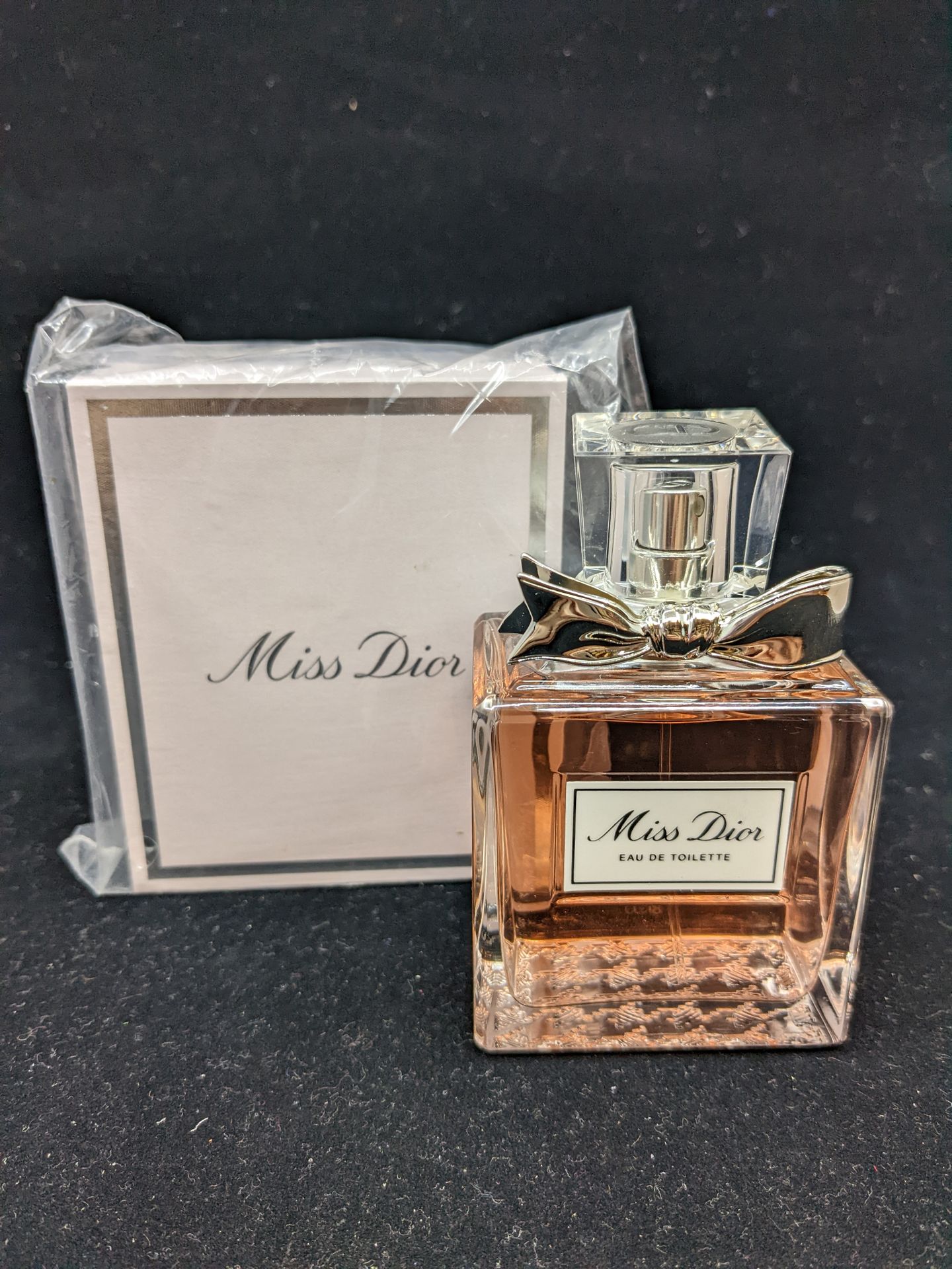 Null CHRISTIAN DIOR - "Miss Dior" - (1947)



Lot including a spray bottle conta&hellip;