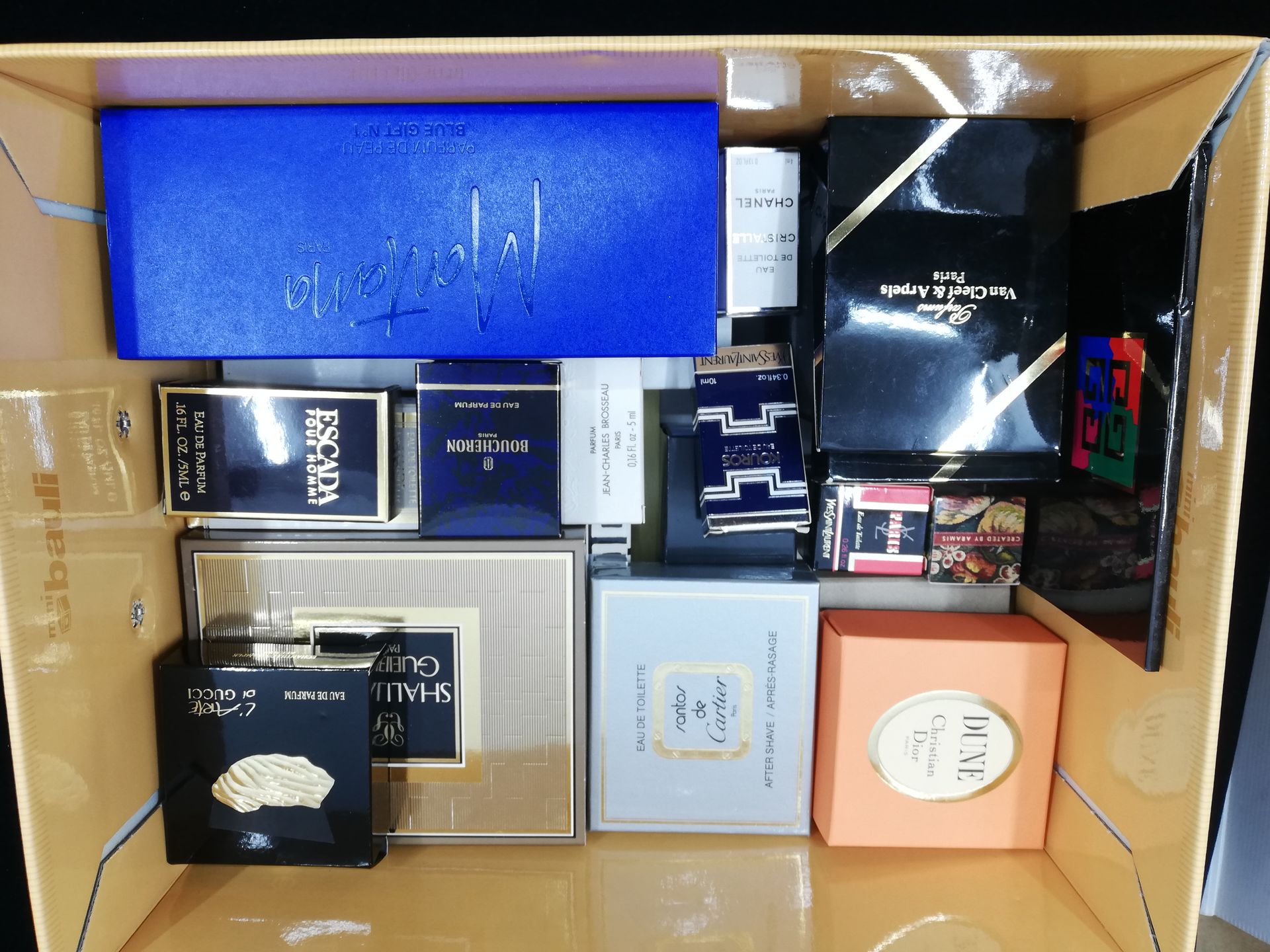 Null 各种香水 - (1990年代)

约有30种小巧的香水，装在有标题的纸盒里，来自Montana, Guerlain, Cartier, Paloma &hellip;