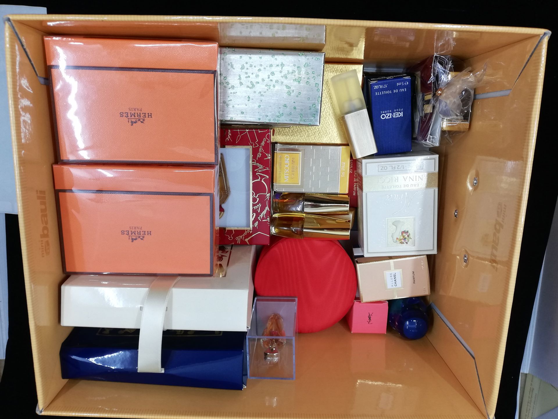 Null 各种香水 - (1990-2000年)

大约50种小型香水和沐浴产品，其中一些装在有标题的纸箱里，来自娇兰、雅诗兰黛、香奈儿、埃斯卡达、让-保罗-高&hellip;