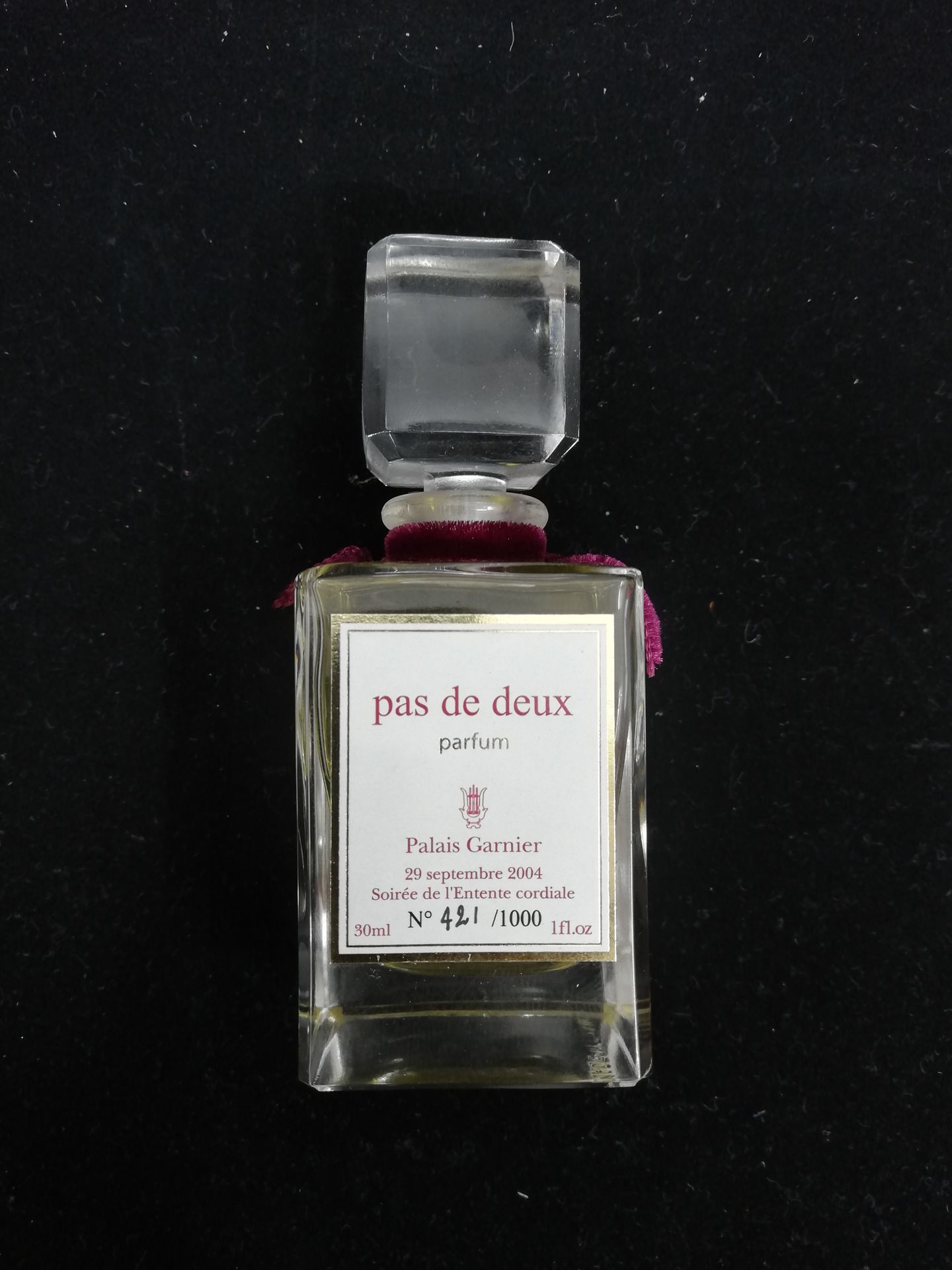 Null 加尼耶宫 - "双人舞" - (2004)

在法国和英国之间的协约一百周年之际推出的香水，瓶子里有30毫升的提取物，编号为421/1000，日期为2&hellip;