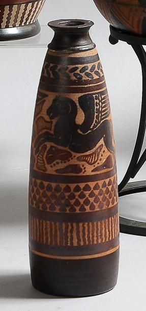 CIBOURE Vase Bursiforme allongée en grés à décor émaillé noir de pégase dans des&hellip;