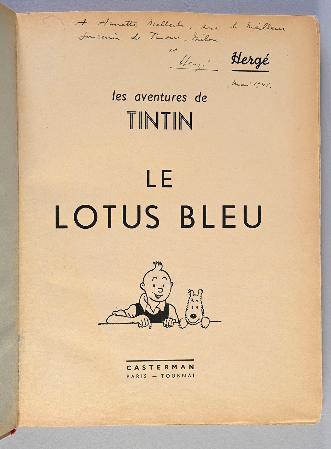HERGÉ TINTIN 05.蓝莲花的奉献。A9版--1939年。第4版 小胶合画，4色外文，红色胶皮书脊。
蓝色封底。画册状况非常好，并附有Hergé 19&hellip;