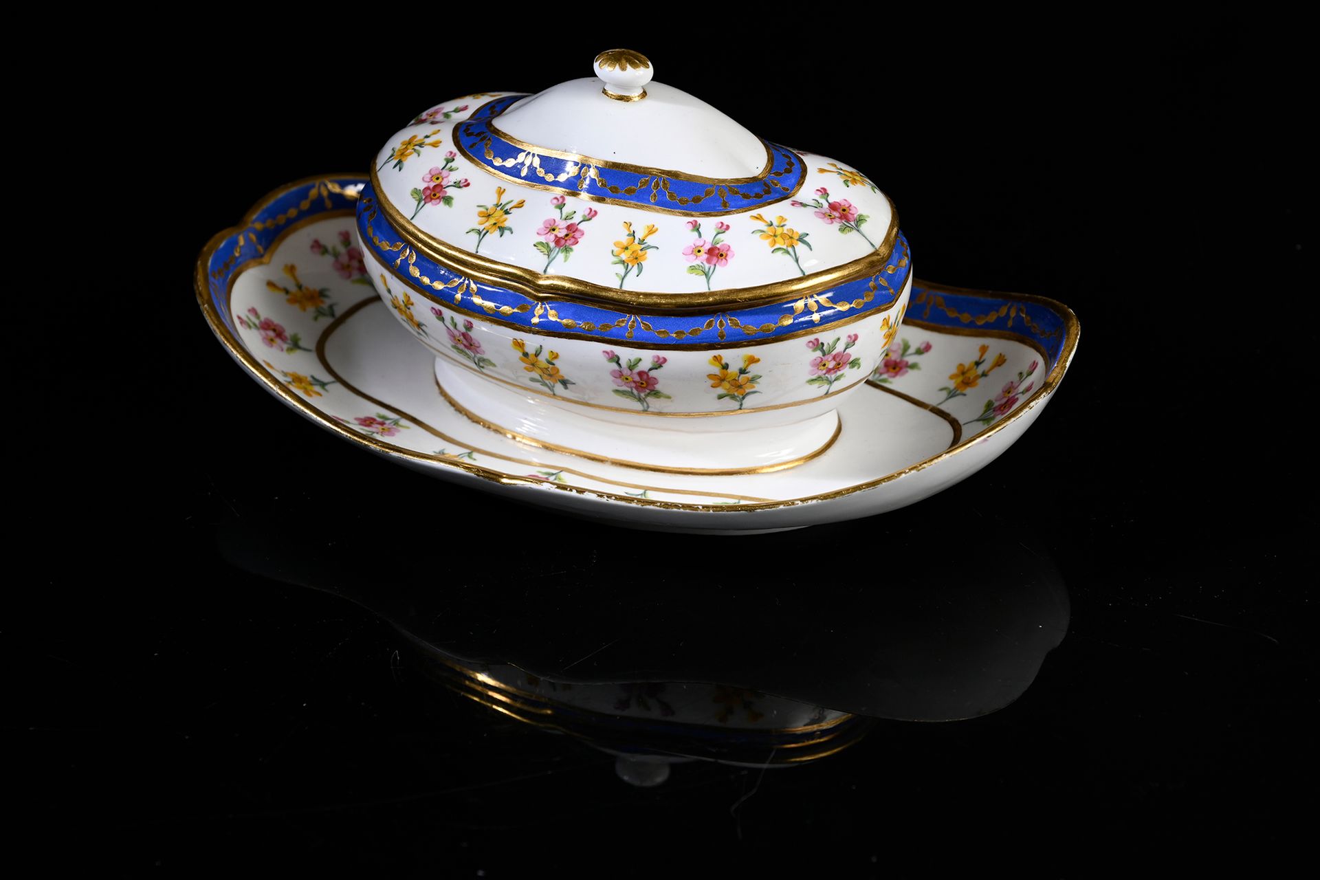 Sèvres Rare sucrier ovale couvert en porcelaine tendre, modèle désigné dans les &hellip;