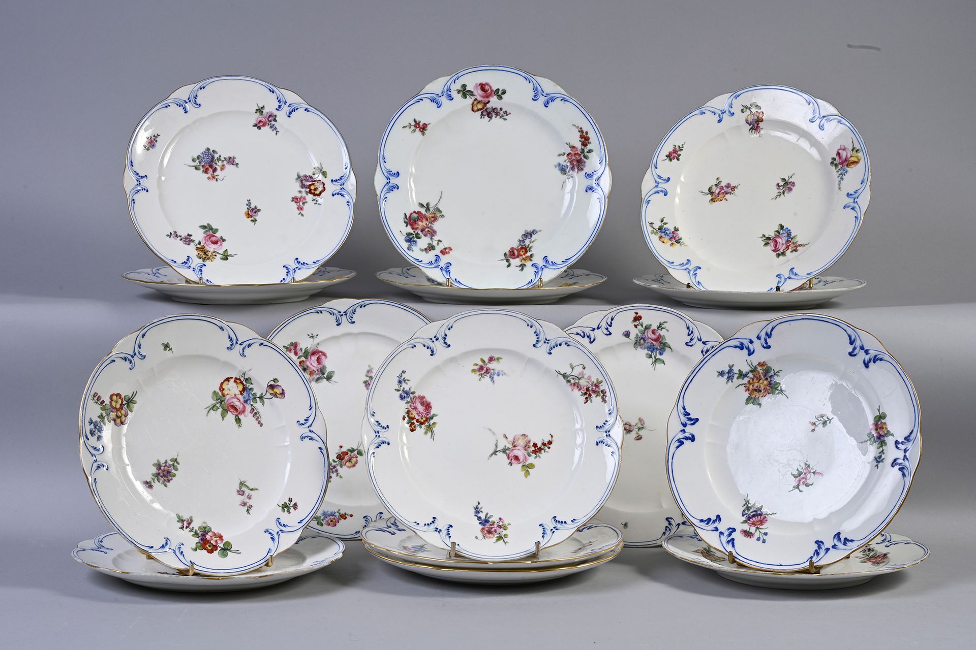 Null Suite de quinze assiettes en porcelaine tendre de Sèvres du XVIIIème siècle&hellip;