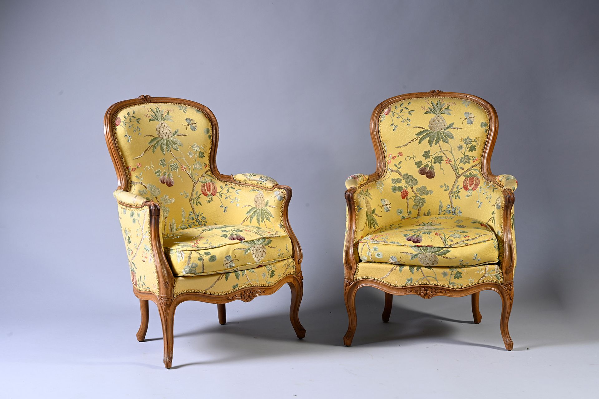 Null Pair of small cabriolet-shaped bergères in molded and carved beech, the amo&hellip;