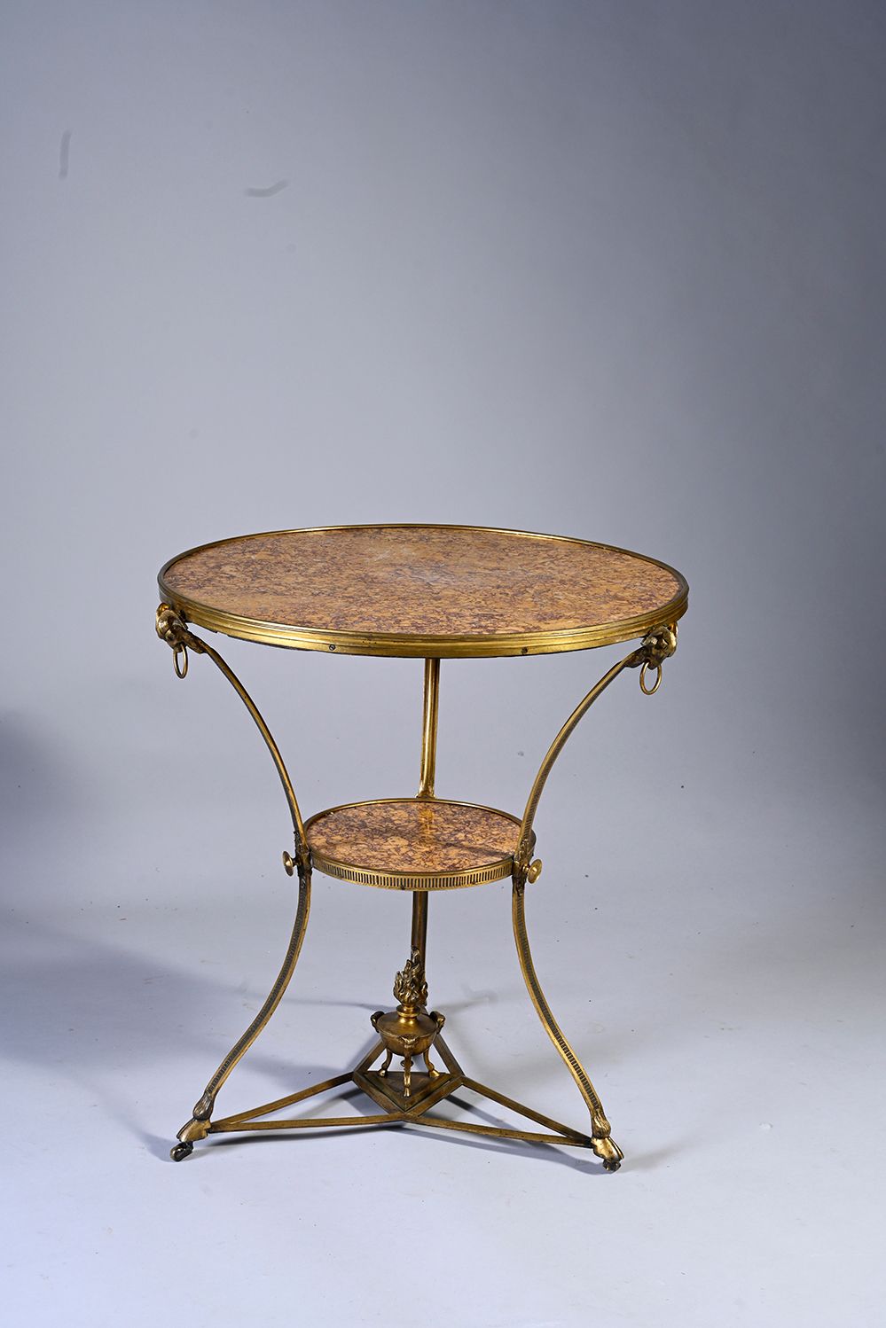 Null Mesa de pedestal de ormolu con dos tableros de mármol brocatelle español, l&hellip;