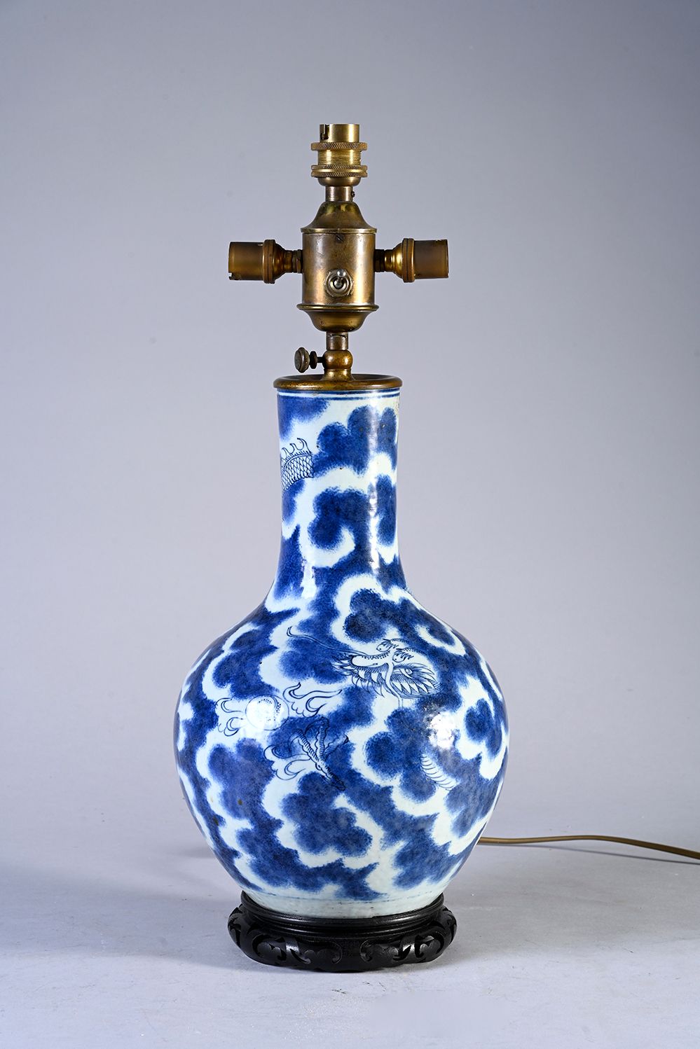 Null 中国青花瓷花瓶，饰有云中龙。20世纪 附有一个青花瓷盖壶（高11,5厘米）和一个牛血红小瓷瓶（高12,5厘米）。
H.36厘米（安装成灯）。