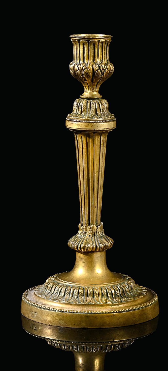 Null 饰有凹槽和鎏金的青铜火炬，饰有笛子和水叶，底座上标有MF，编号为15429。MF很可能是指财政部。路易十六时期。
H.26厘米。