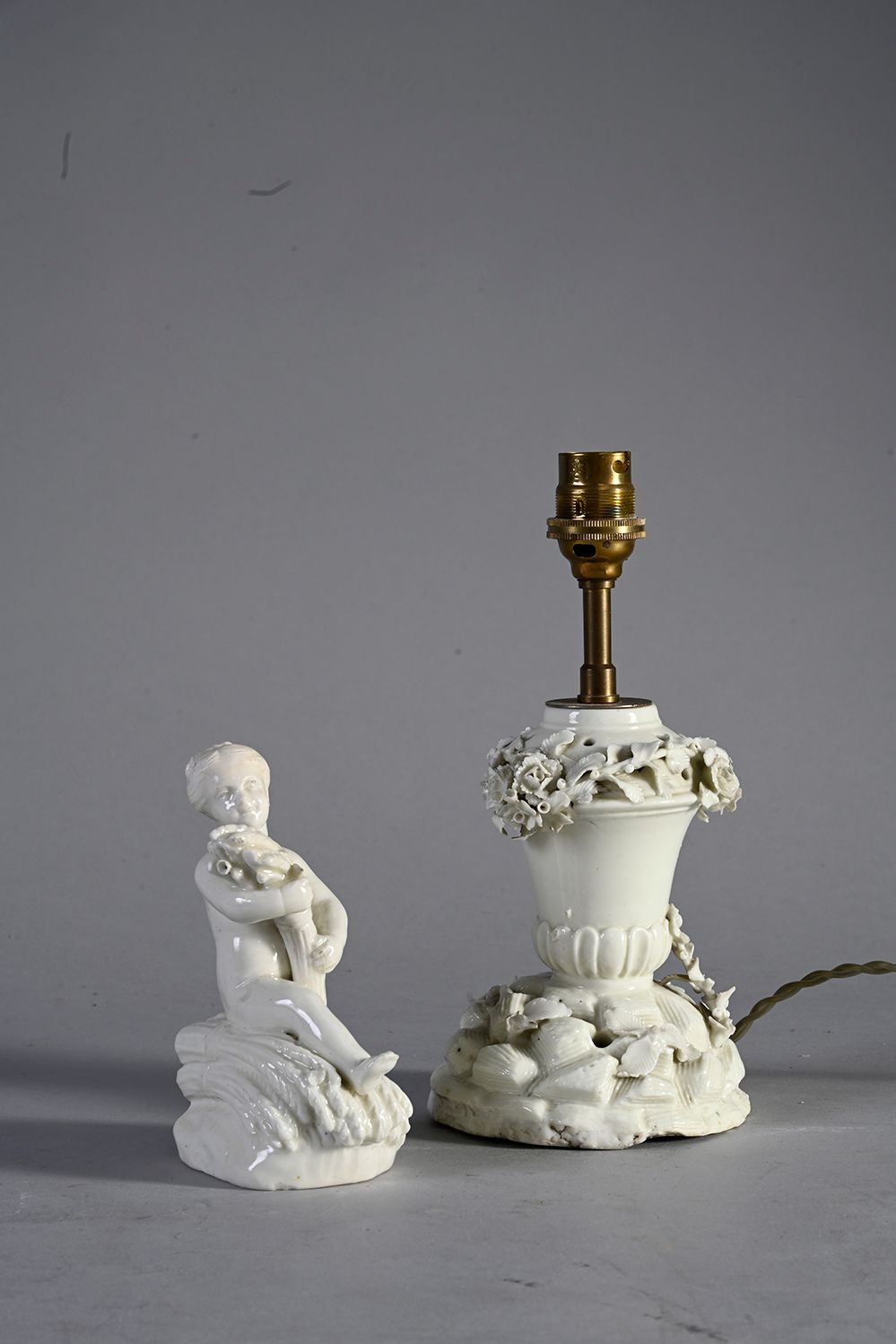 Null 白釉陶器中拿着麦子的小女孩。18世纪。高：13,5厘米（修复）。
一个白色的陶器盆景。19世纪（高：14厘米；安装为一盏灯）。