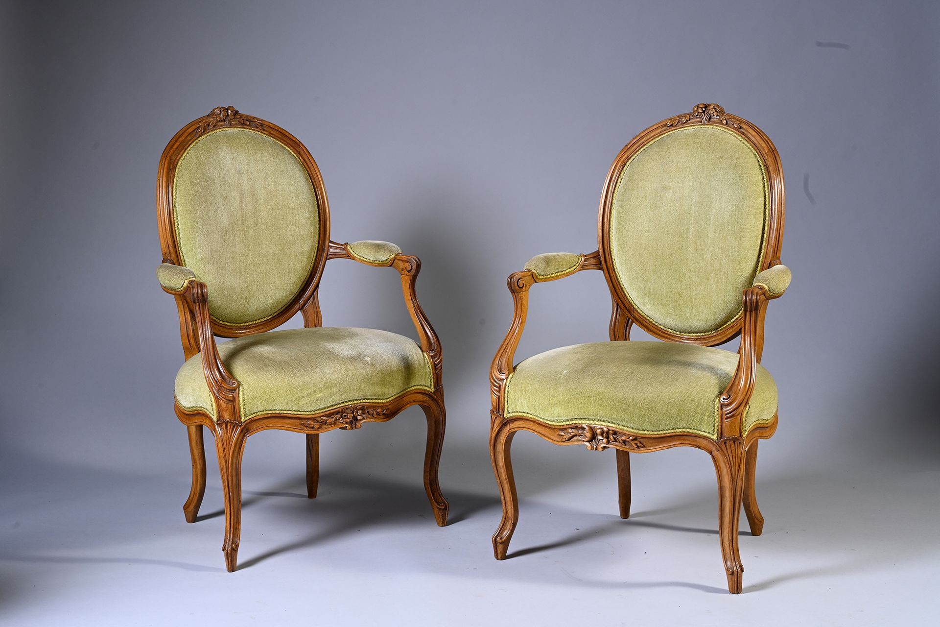 Null Pair of beechwood armchairs molded and carved with flowers, the medallion b&hellip;