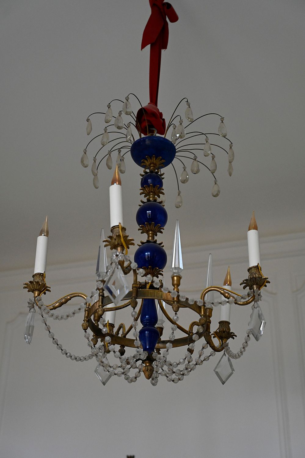 Null 一盏俄罗斯风格的红木和蓝色玻璃吊灯，有六个光臂，放在一个中央栏杆上铰接的皇冠上。饰有水晶吊坠和匕首。19世纪的作品，高90厘米（事故和修复）。