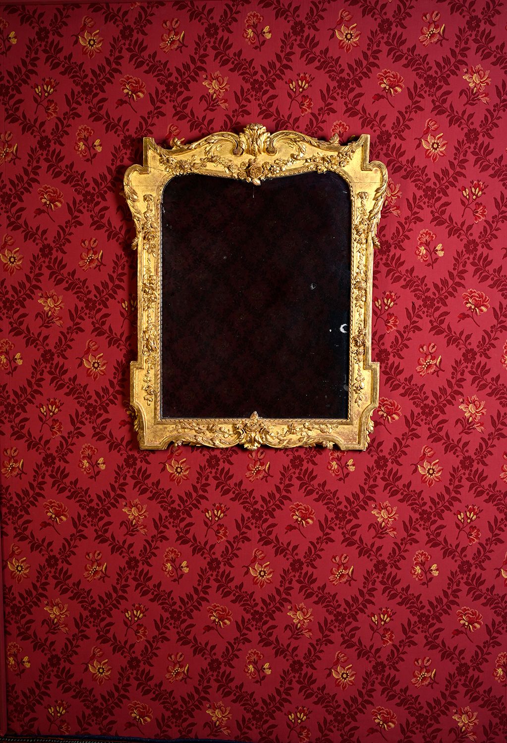 Null Miroir en bois richement sculpté et doré de forme chantournée à décor de gu&hellip;