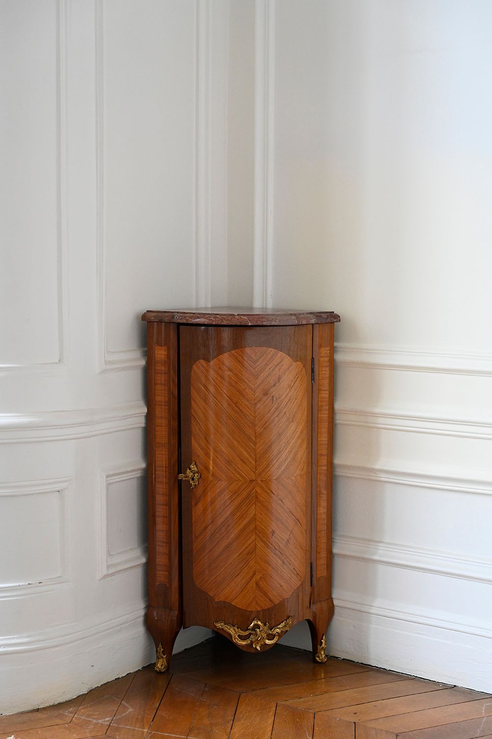 Null 一个弯曲的紫檀木和紫罗兰木饰面的边柜，前面有一个门。镀金铜器的装饰。小弯曲的腿。红色大理石桌面。盖有克里斯托夫-沃尔夫和JME的印章，1755年橱柜制&hellip;
