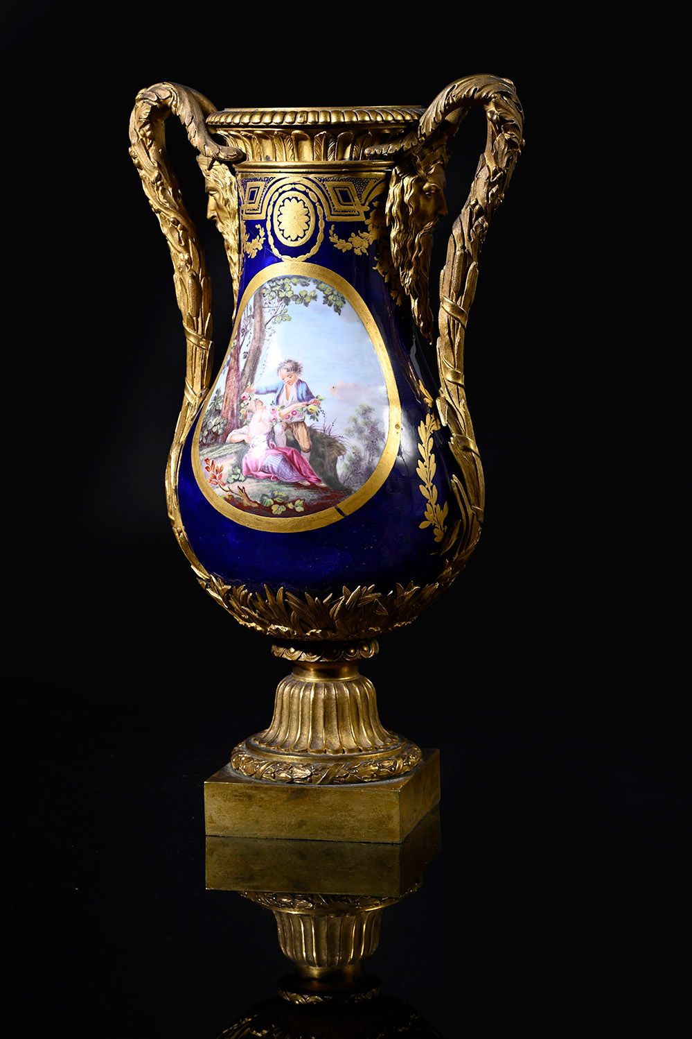 Null Vase à deux anses en porcelaine de Sèvres et bronze doré de style Louis XVI&hellip;