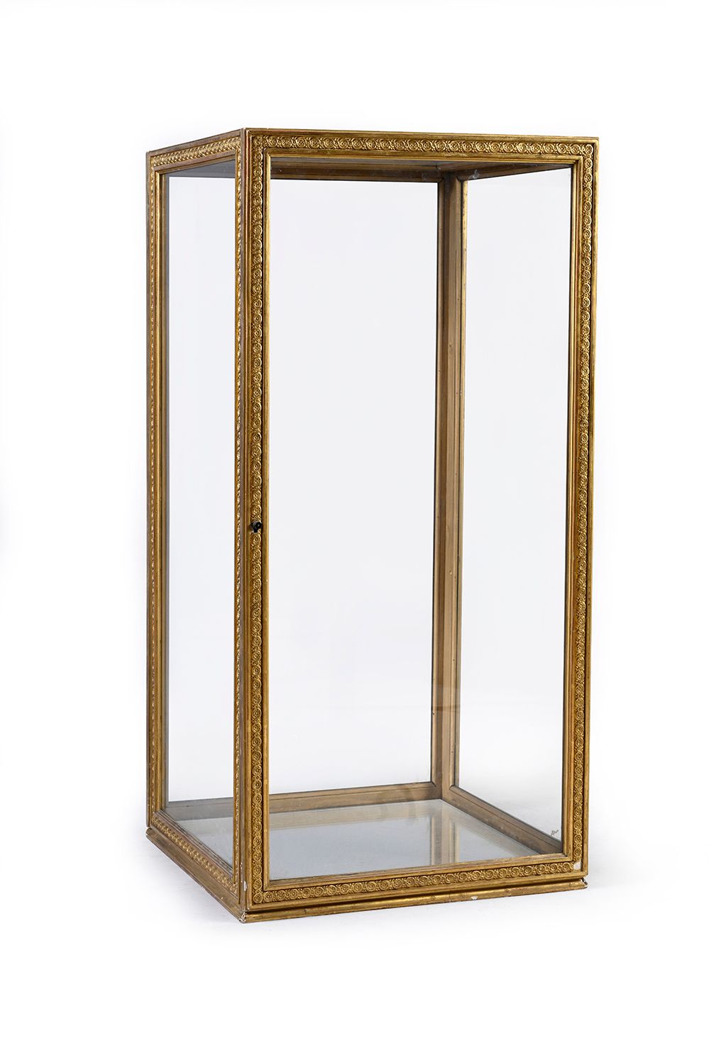 Null Grande vitrine de présentation de forme carrée en verre et bois doré sculpt&hellip;