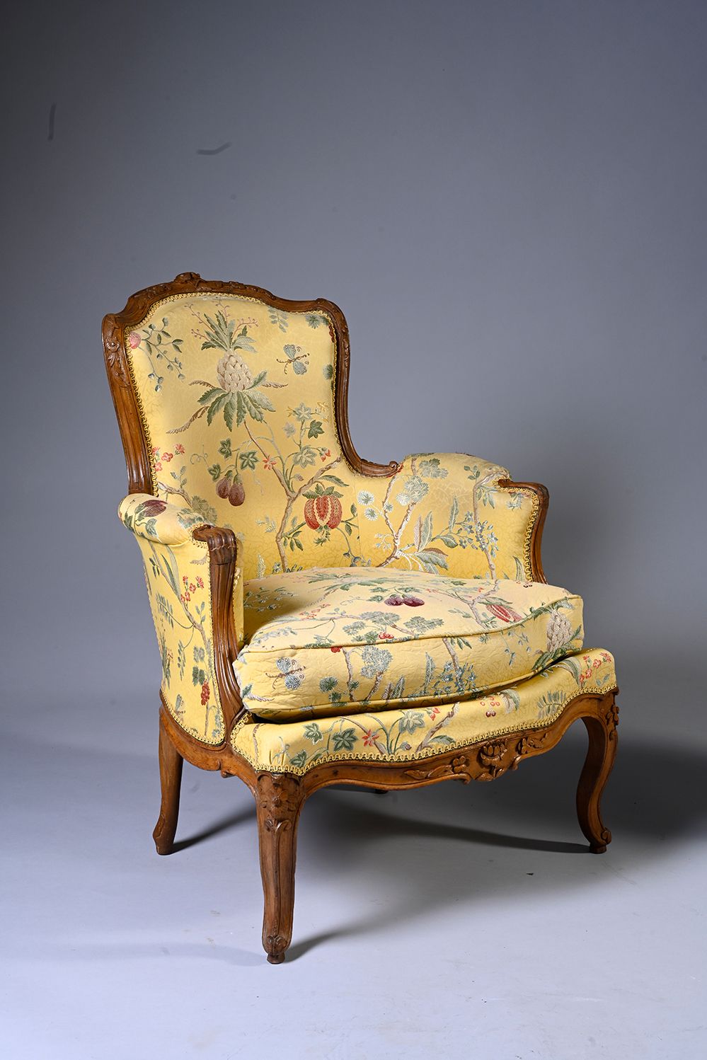 Null 一把卡贝雷拉形的榉木扶手椅，模压和雕刻着花朵，有扶手、腰部和腿。路易十五时期，盖有Jean-Baptiste Boulard的印章，木匠在1755年得&hellip;