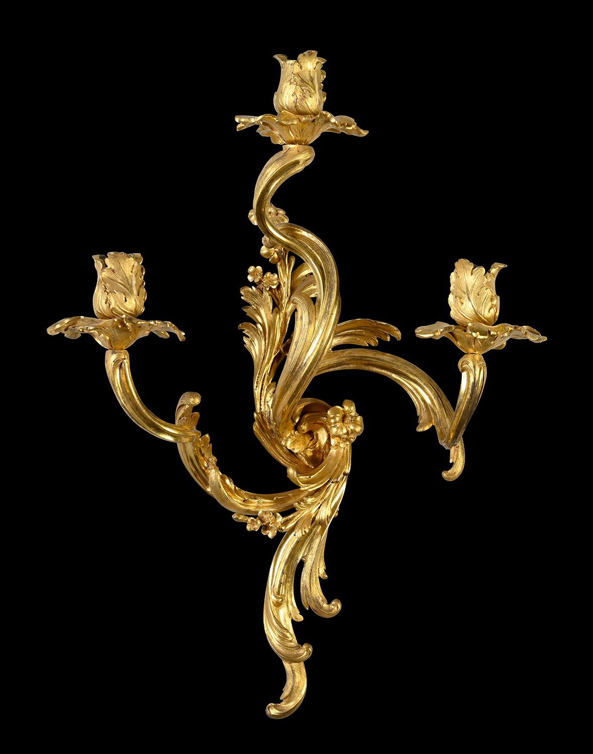Null 一对带凹槽和鎏金的青铜壁炉，三个旋转的光臂形成了叶子和花朵。路易十五时期，约1750年
H.30厘米
这对美丽的壁灯展示了装饰家Juste-Aurèl&hellip;