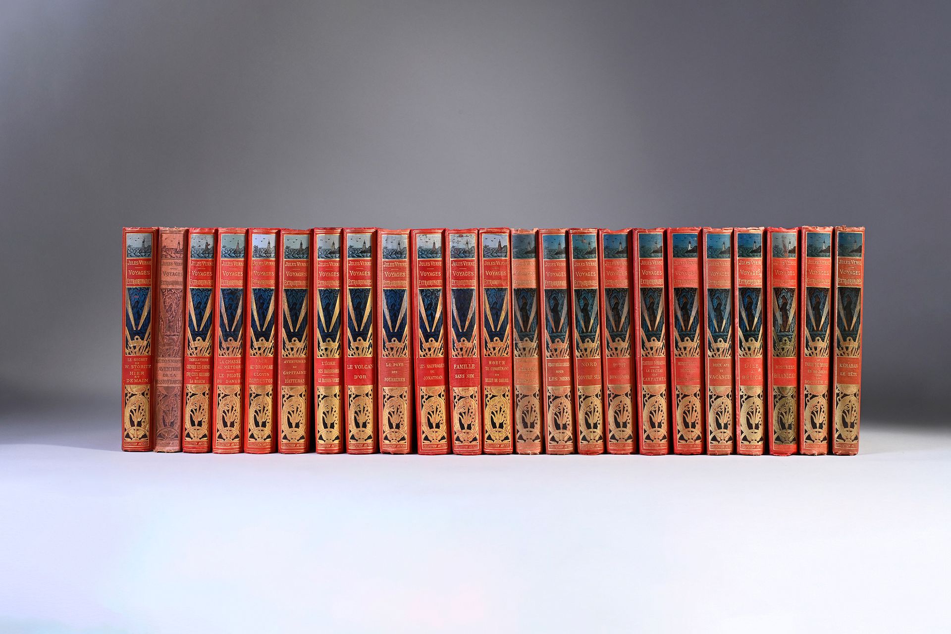 Null Exceptional collection of the 47 volumes of Jules Verne, the spine with the&hellip;