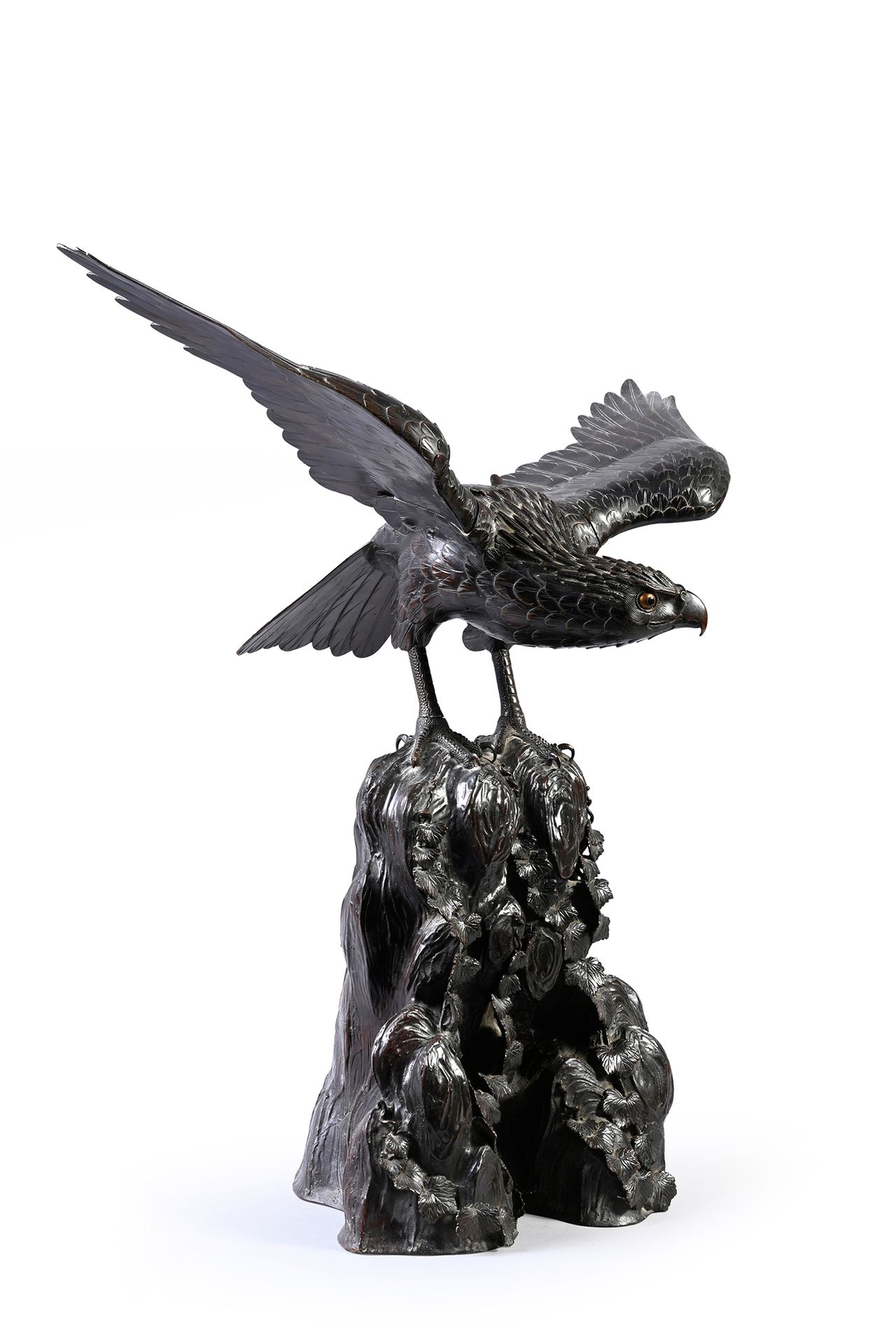 JAPON, Époque Meiji 青铜鹰
以自然主义的方式表现，栖息在寻找它的猎物，爪子牢牢地固定在岩石上，可移动的翅膀展开，眼睛用黄铜镶嵌，形成一个香水&hellip;